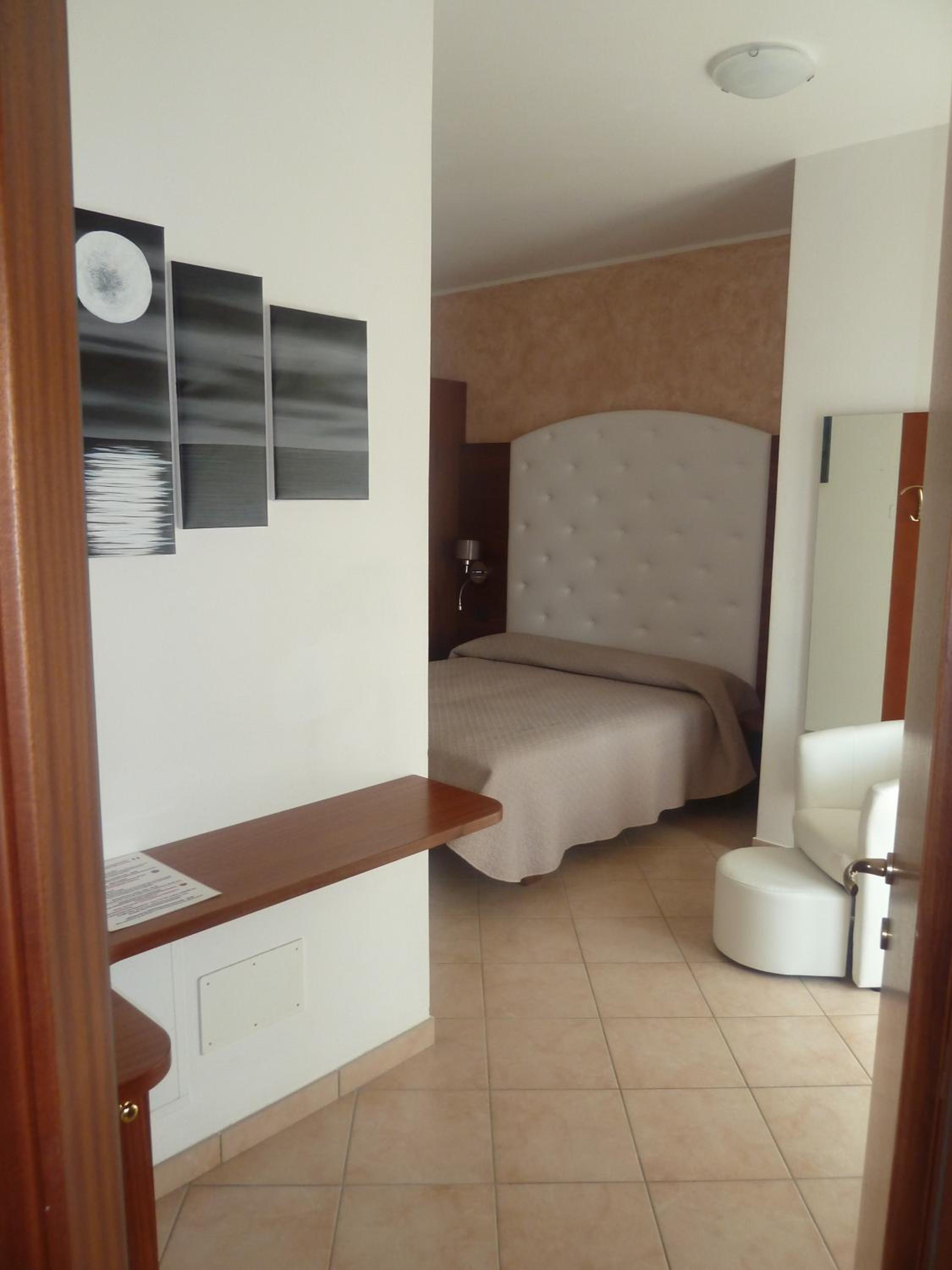 Double Room - Photo 7