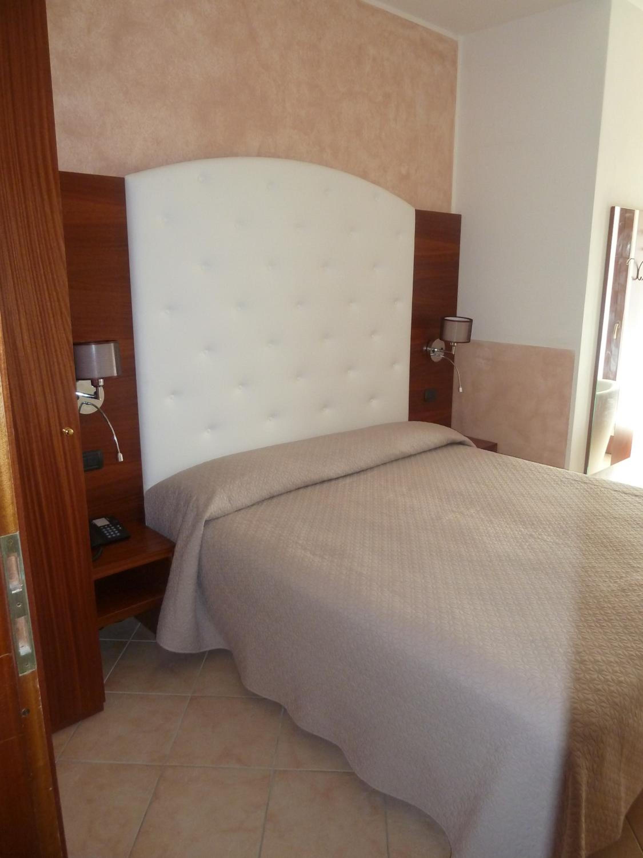 Double Room - Photo 5