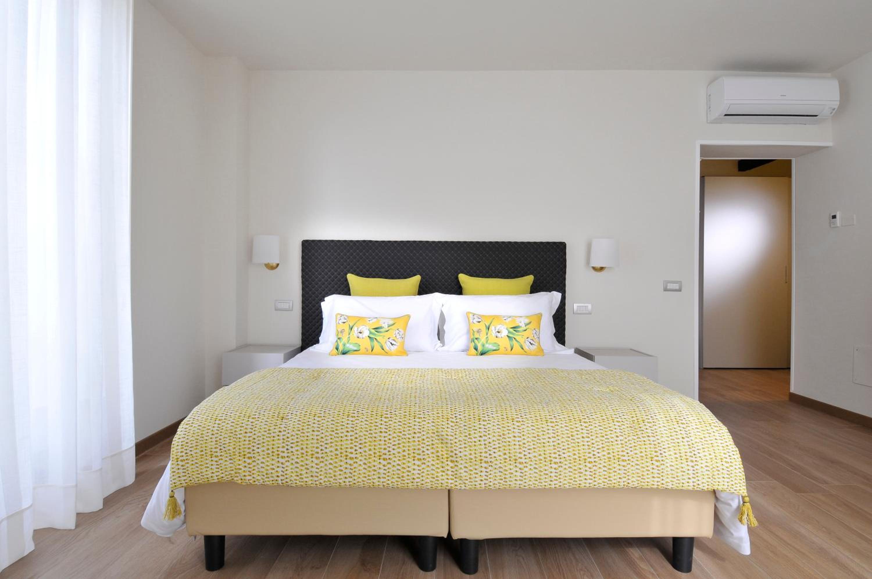 Deluxe King Room photo 1