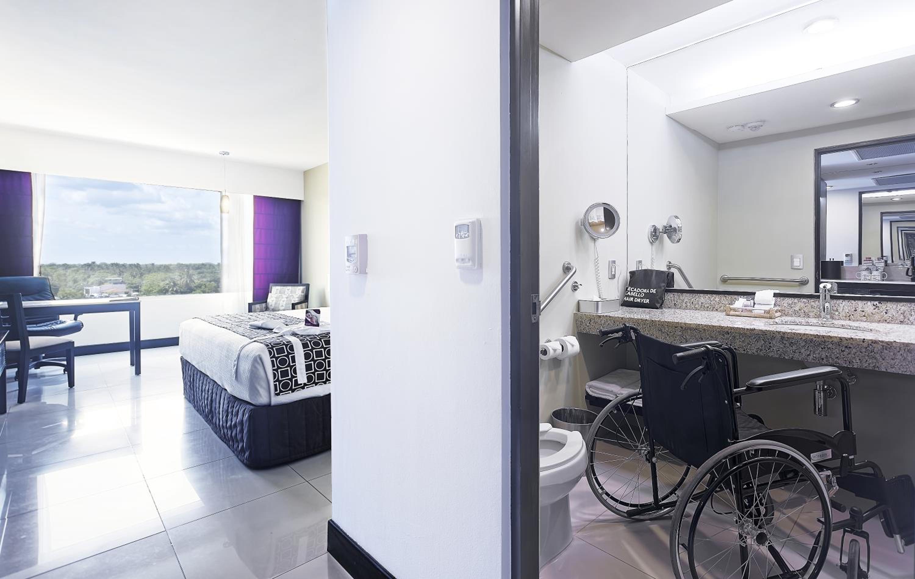 Standard King Room with Club Access - Disability Access - Photo 1