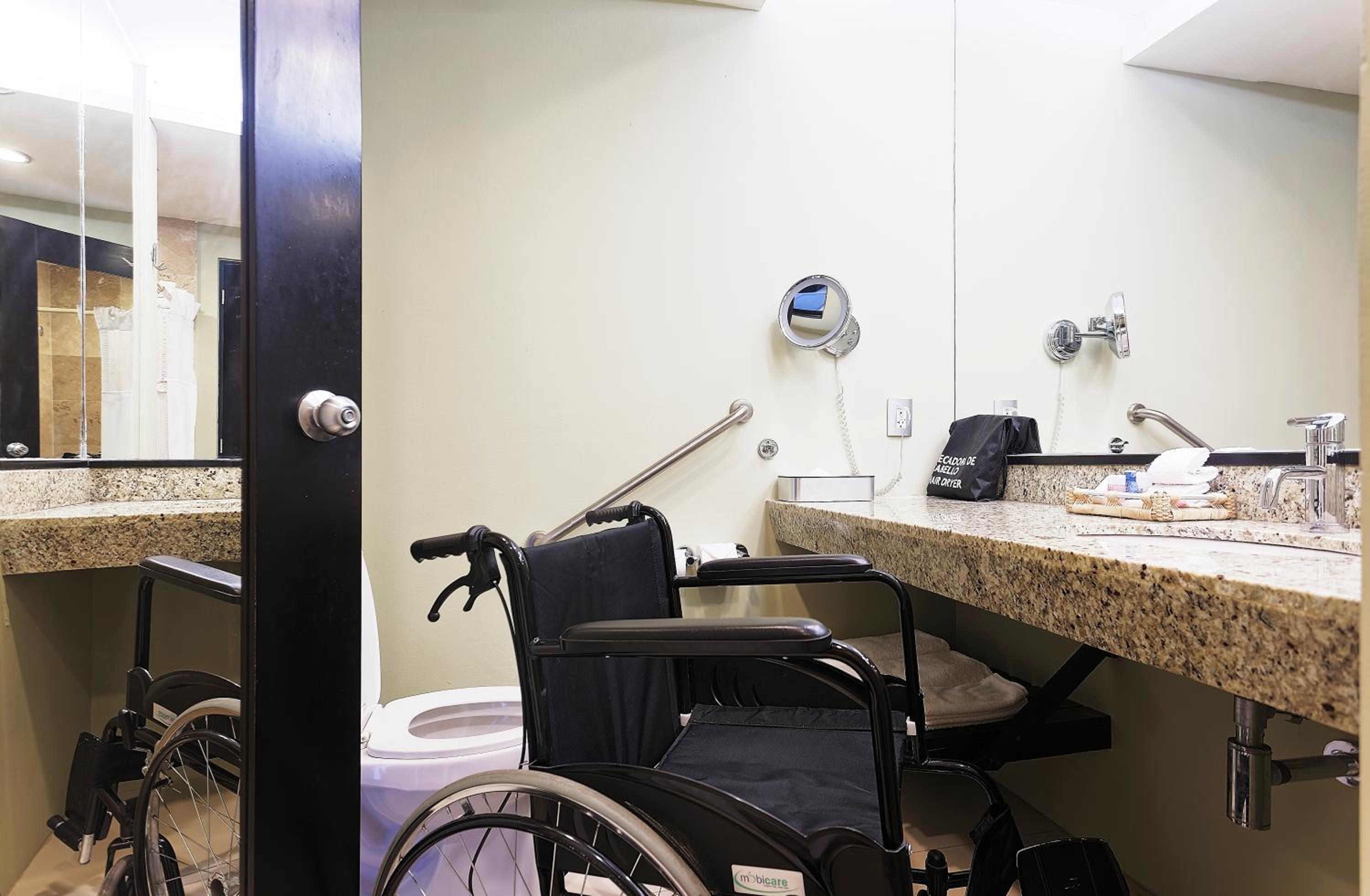 Standard King Room - Accessible - Photo 6