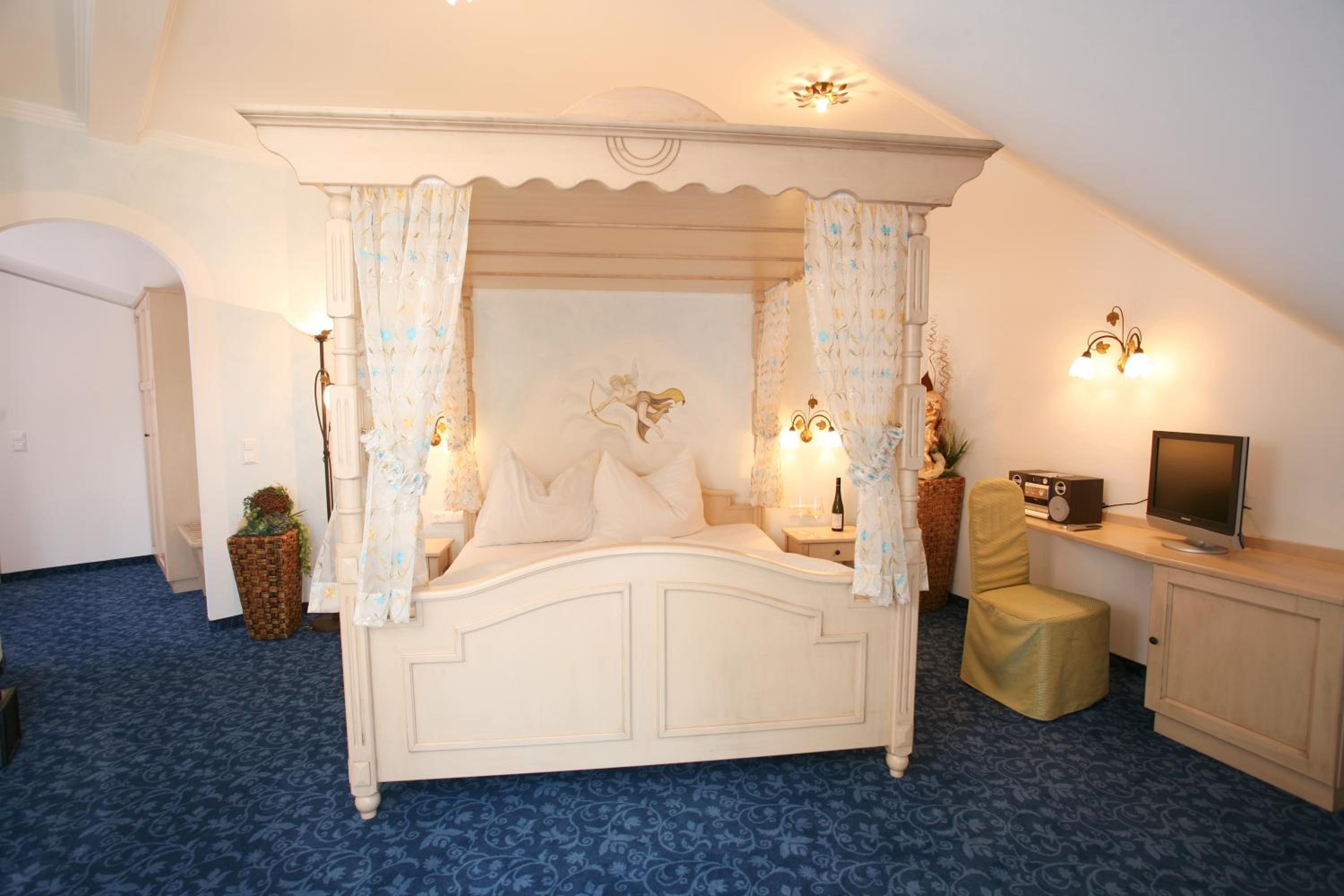Romantic Suite with Four-poster bed