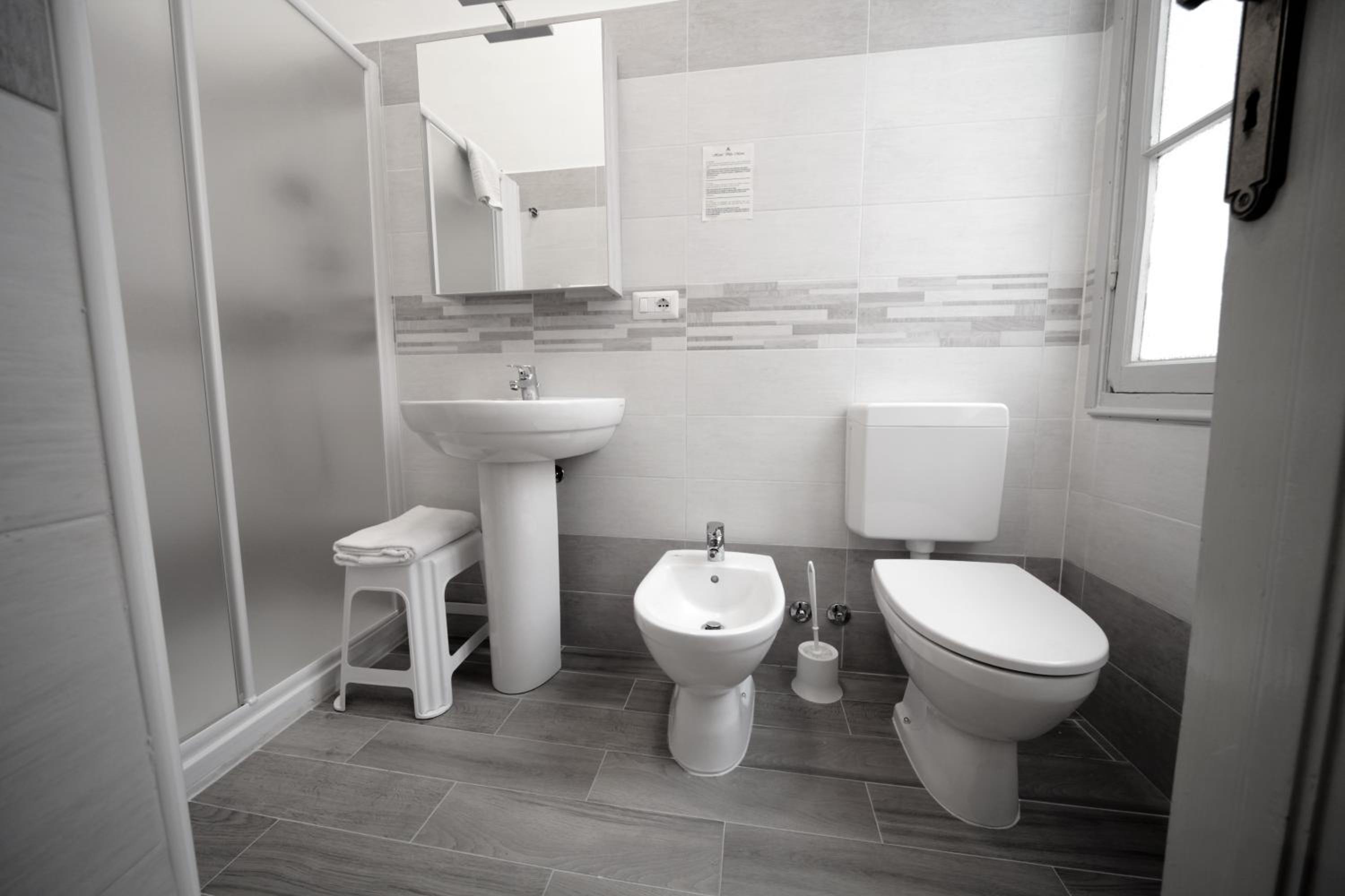 Standard Double Room - Photo 8