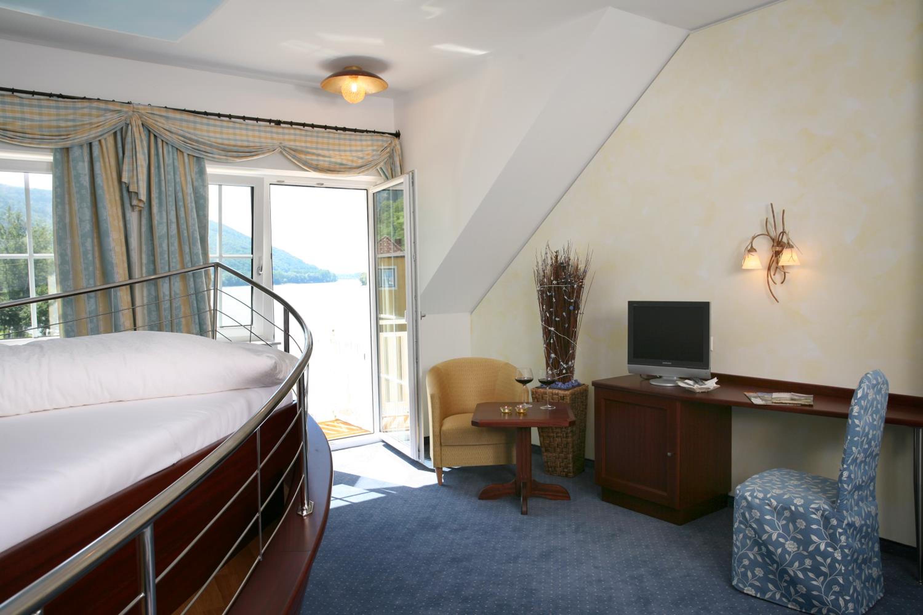 Romantic Suite with Sailboat style photo 2