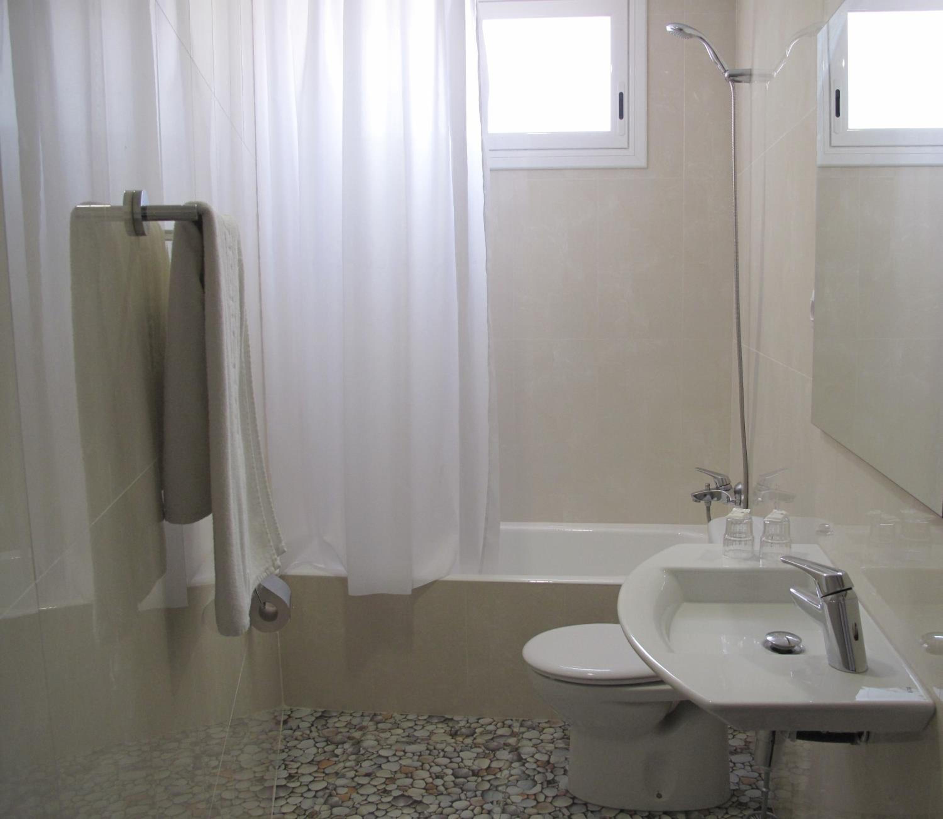 Double or Twin Room - Photo 2