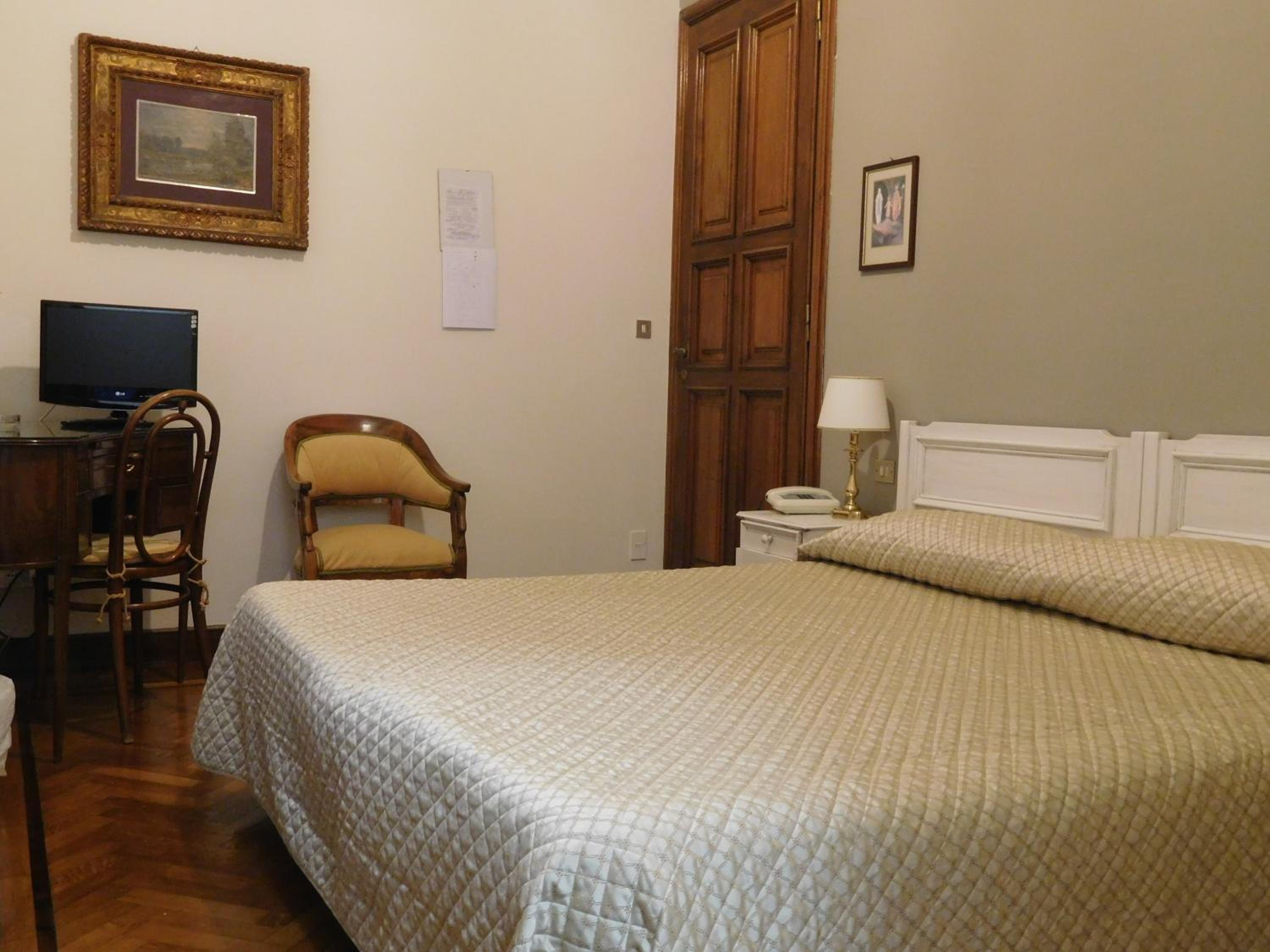 Economy Double Room - Photo 10