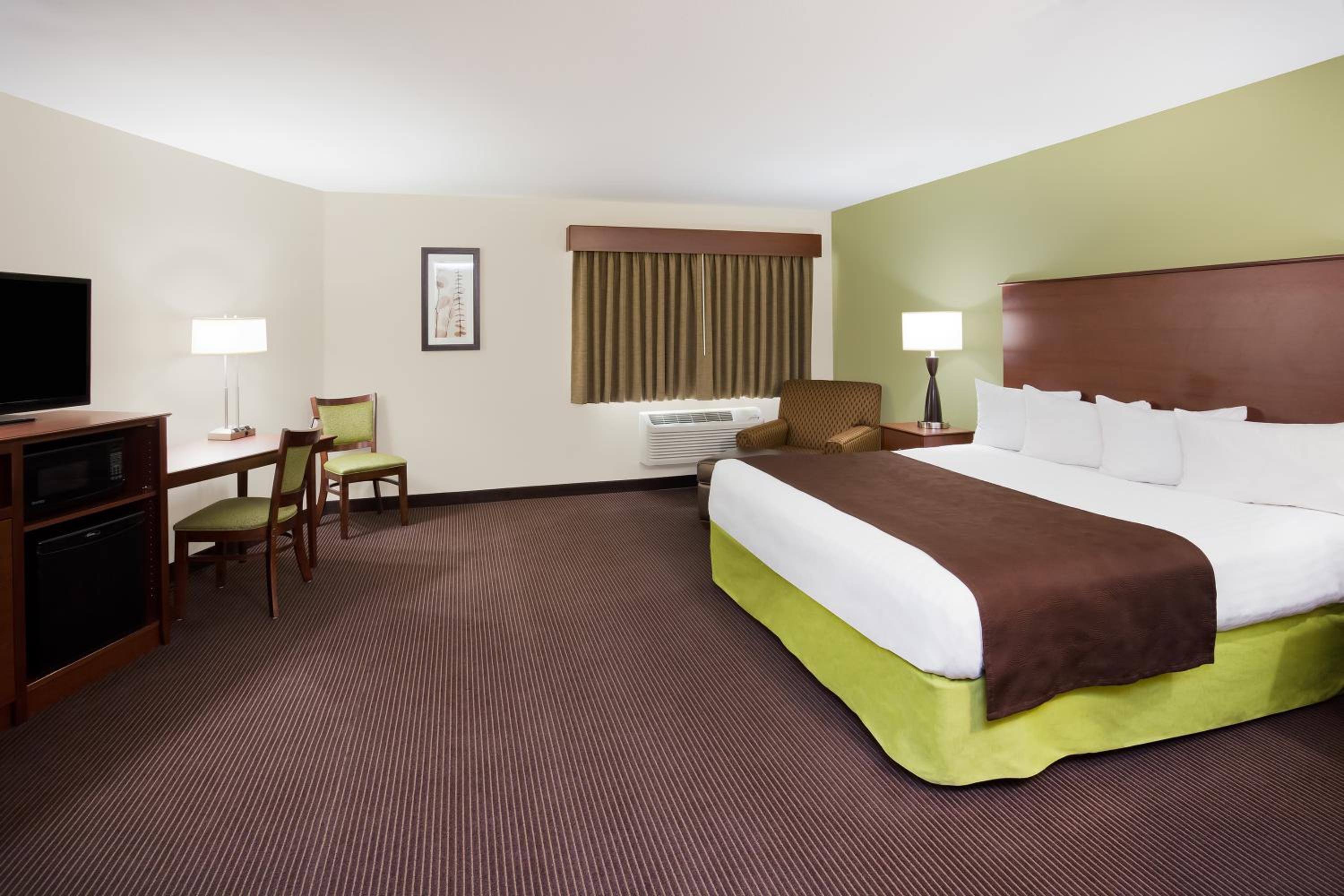 King Suite - Non-Smoking photo 2