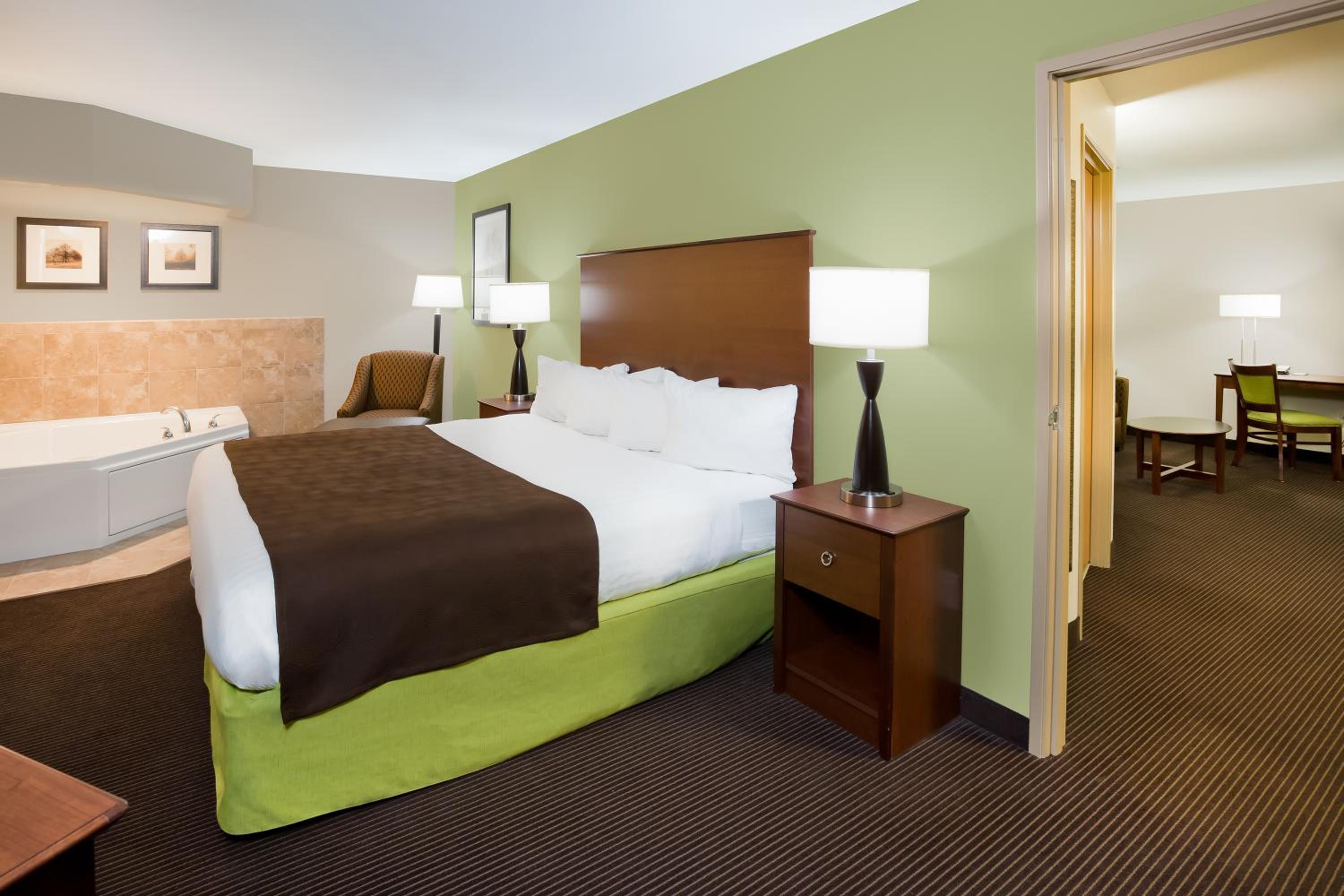 Deluxe King Room - Non-Smoking photo 2