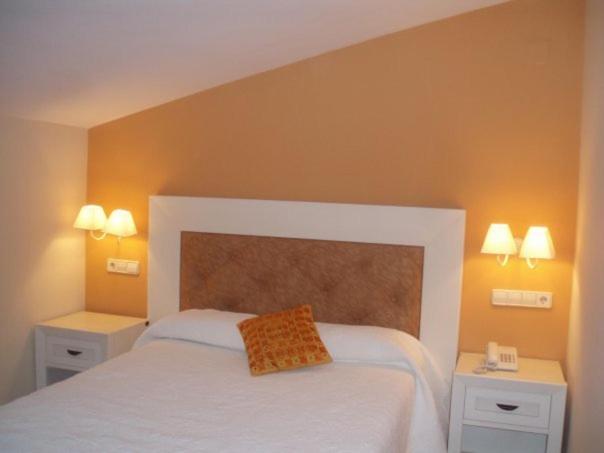 Double or Twin Room - Photo 9