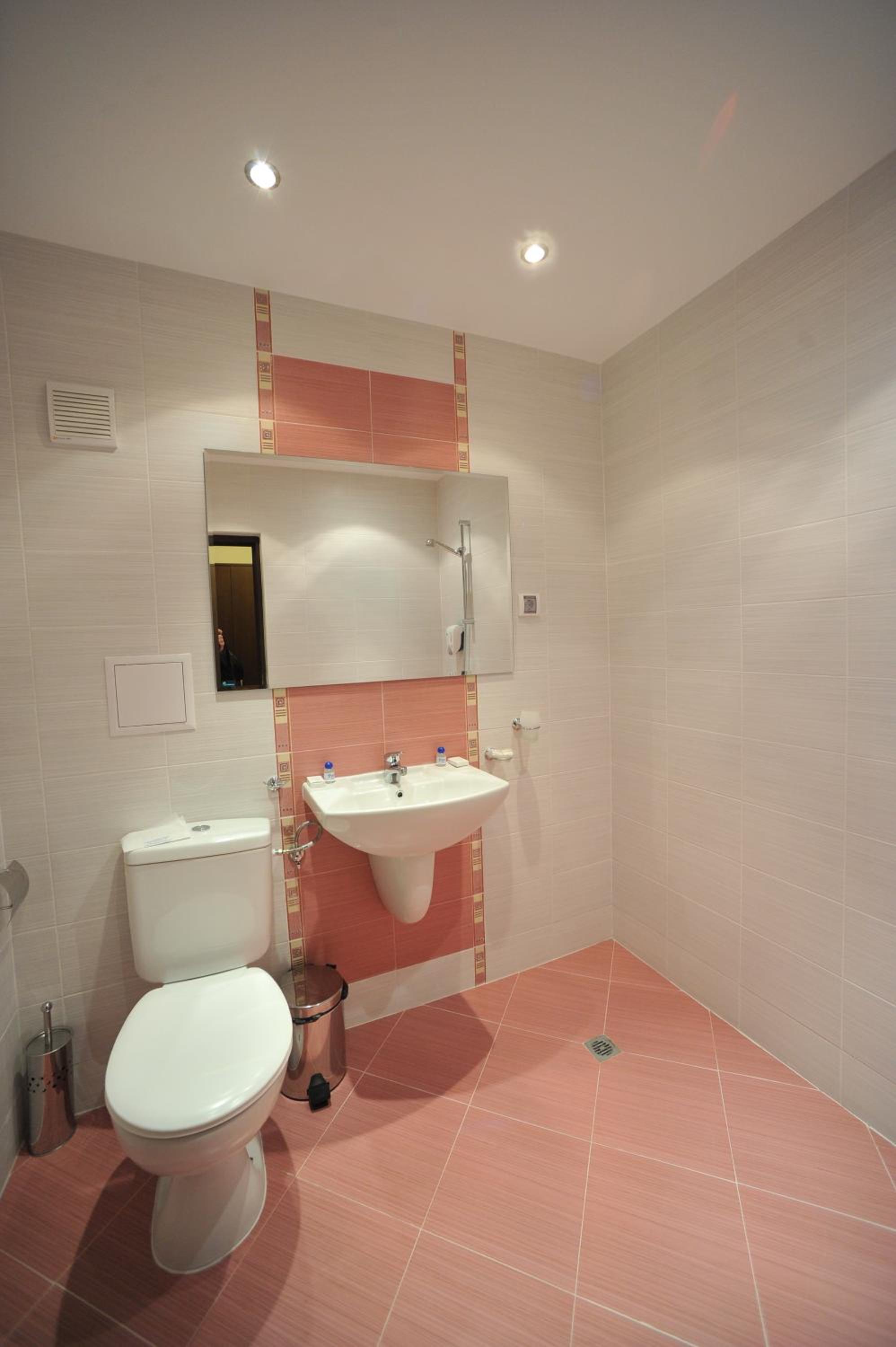One-Bedroom Suite - Photo 7