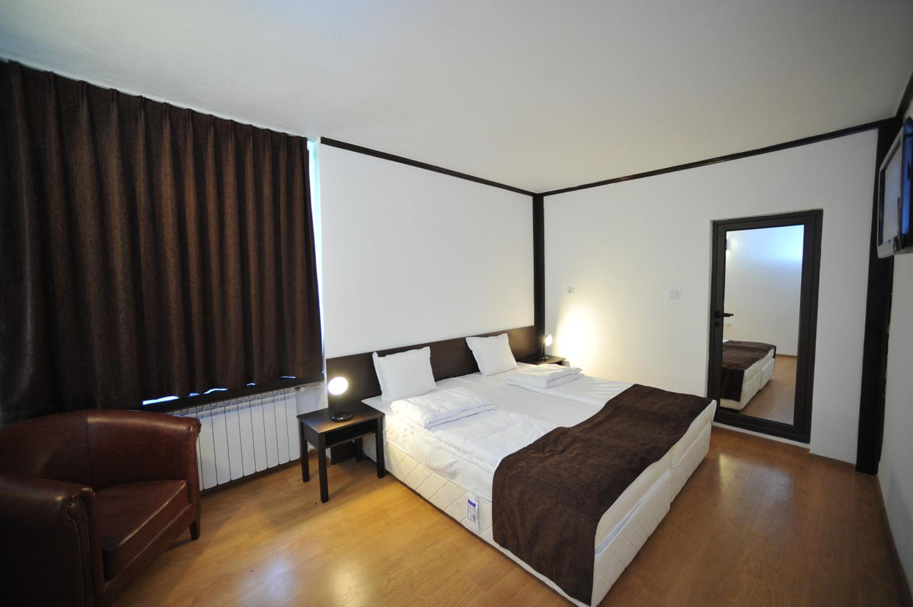 One-Bedroom Suite - Photo 2