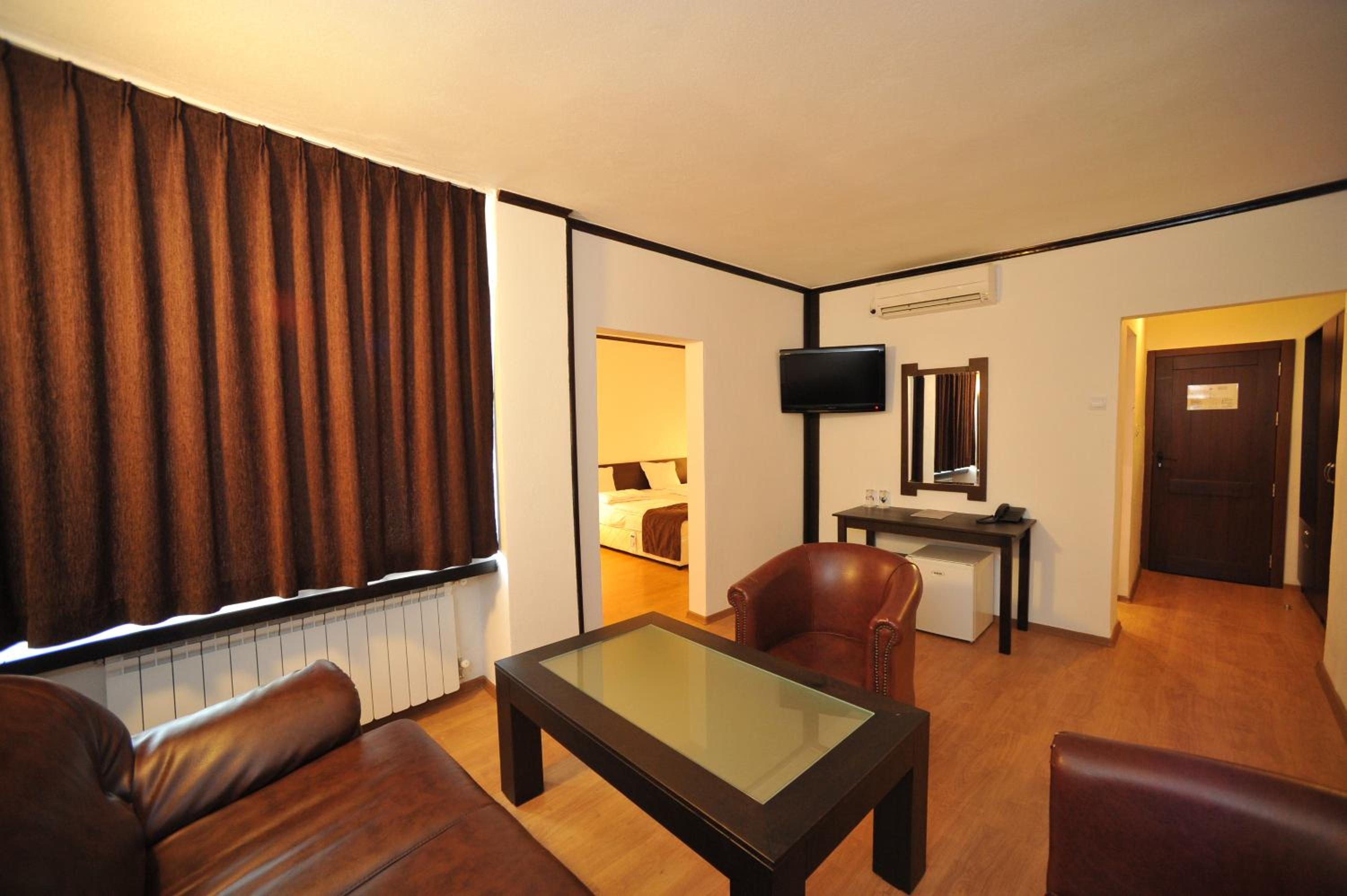 One-Bedroom Suite - Photo 5