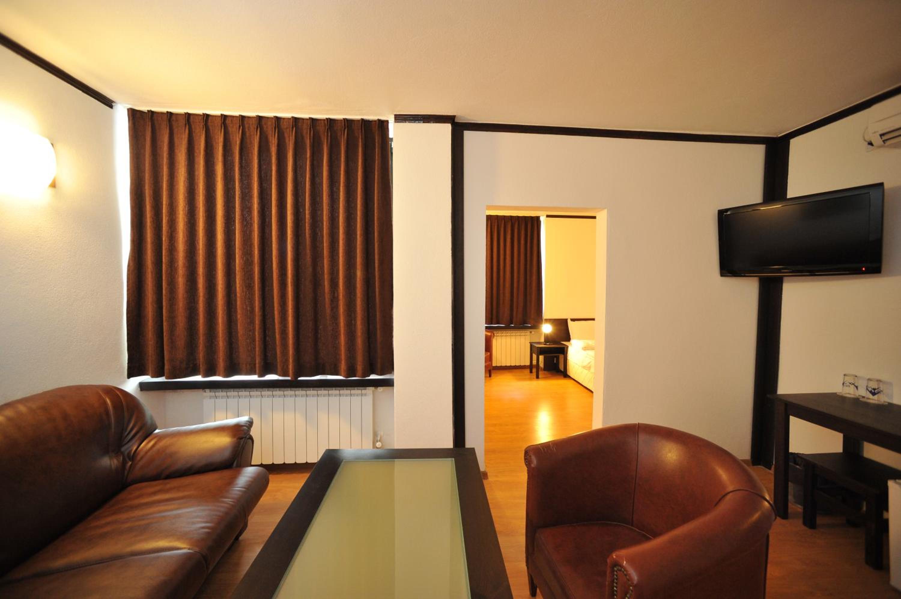 One-Bedroom Suite - Photo 6