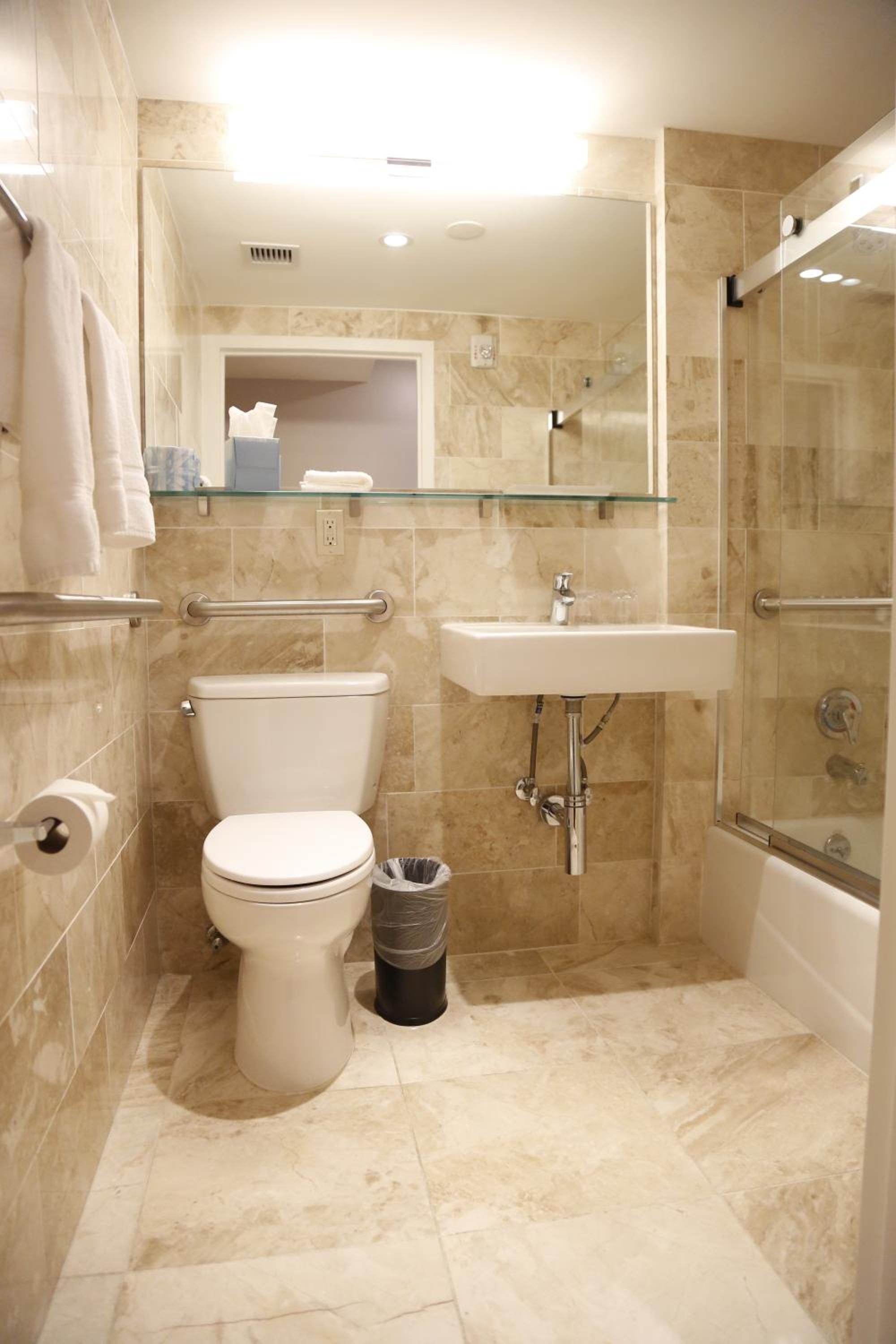 Deluxe Queen Suite
