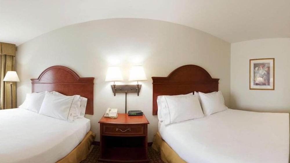 Standard Room, 2 Queen Beds - Photo 6