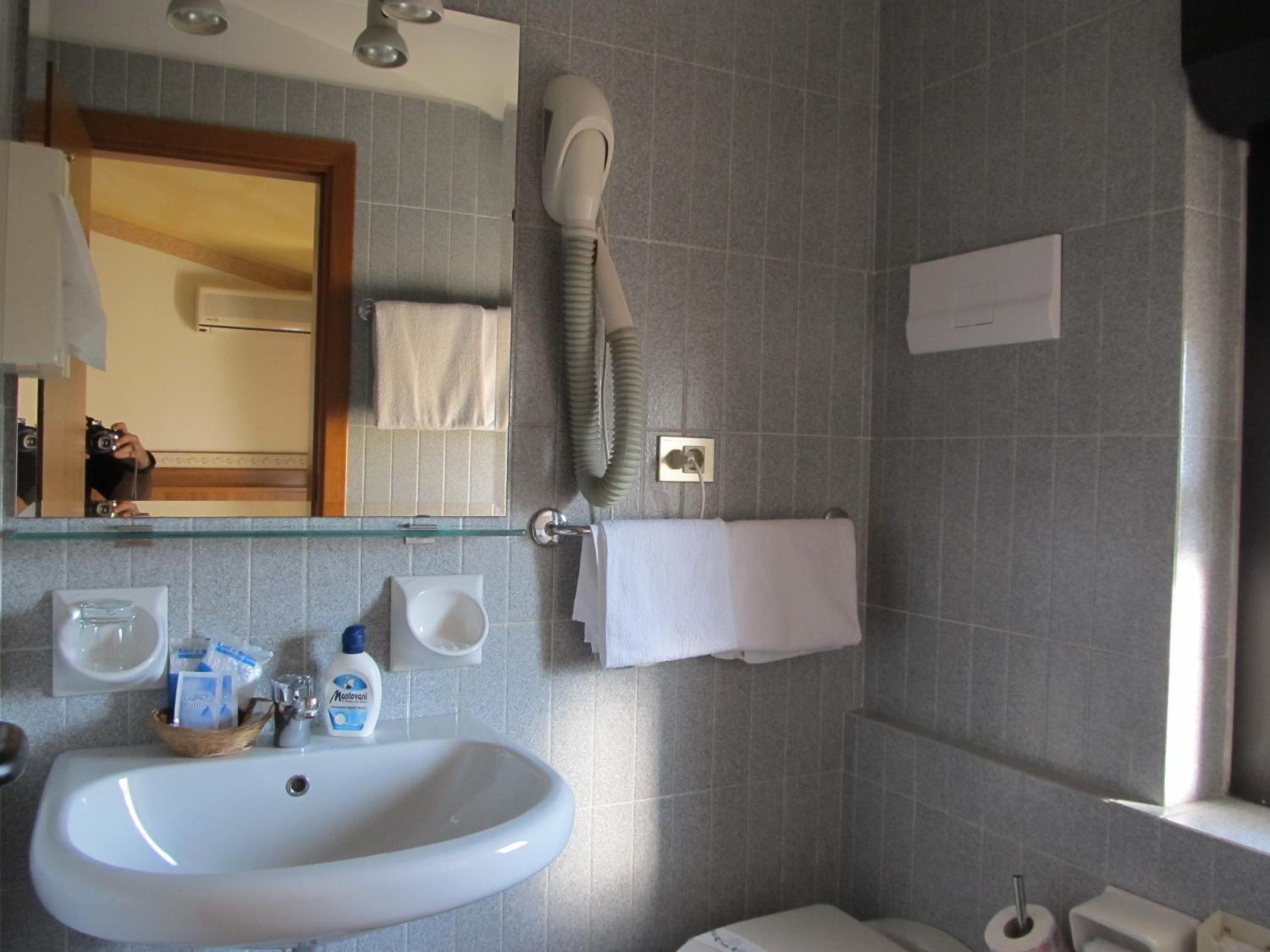 Standard Double or Twin Room - Photo 5
