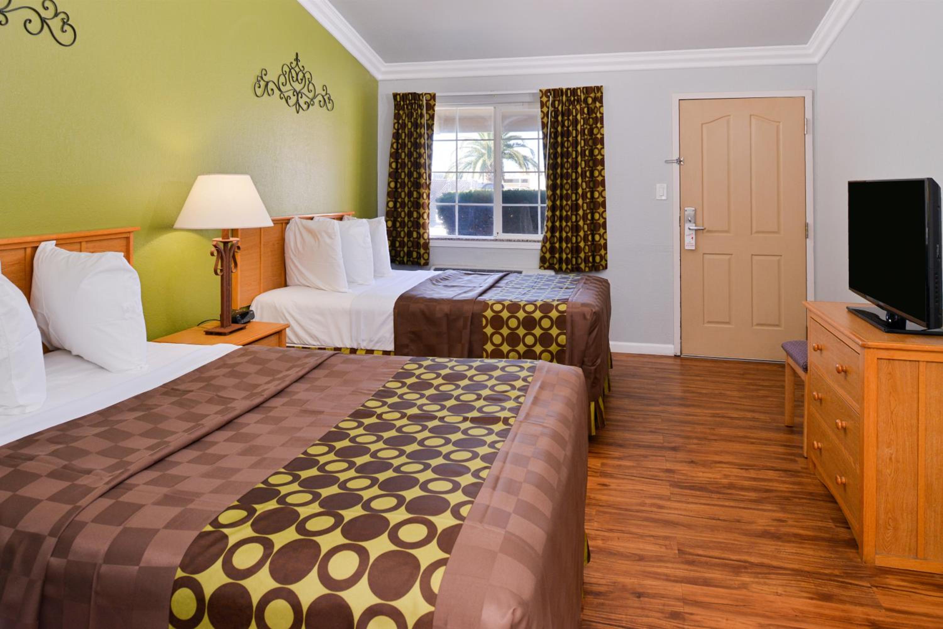 Double Room with Two Double Beds - Non-Smoking  - Photo 8