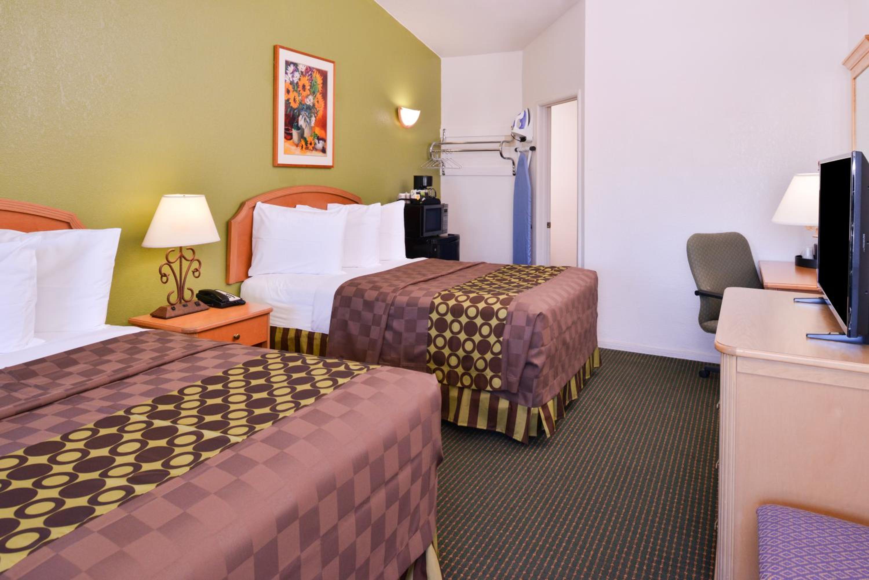 Double Room with Two Double Beds - Non-Smoking  - Photo 2