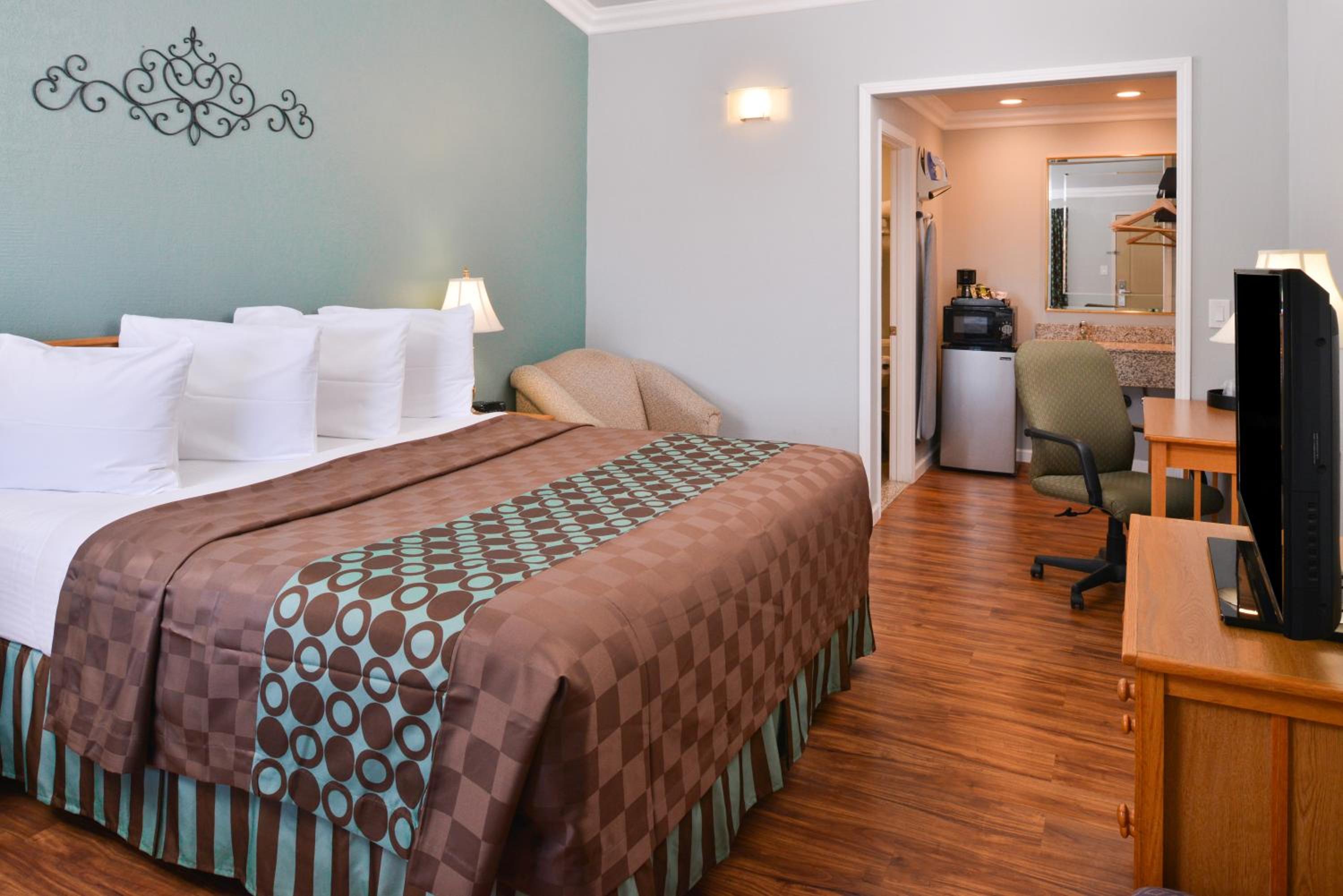 King Room - Non-Smoking - Photo 4