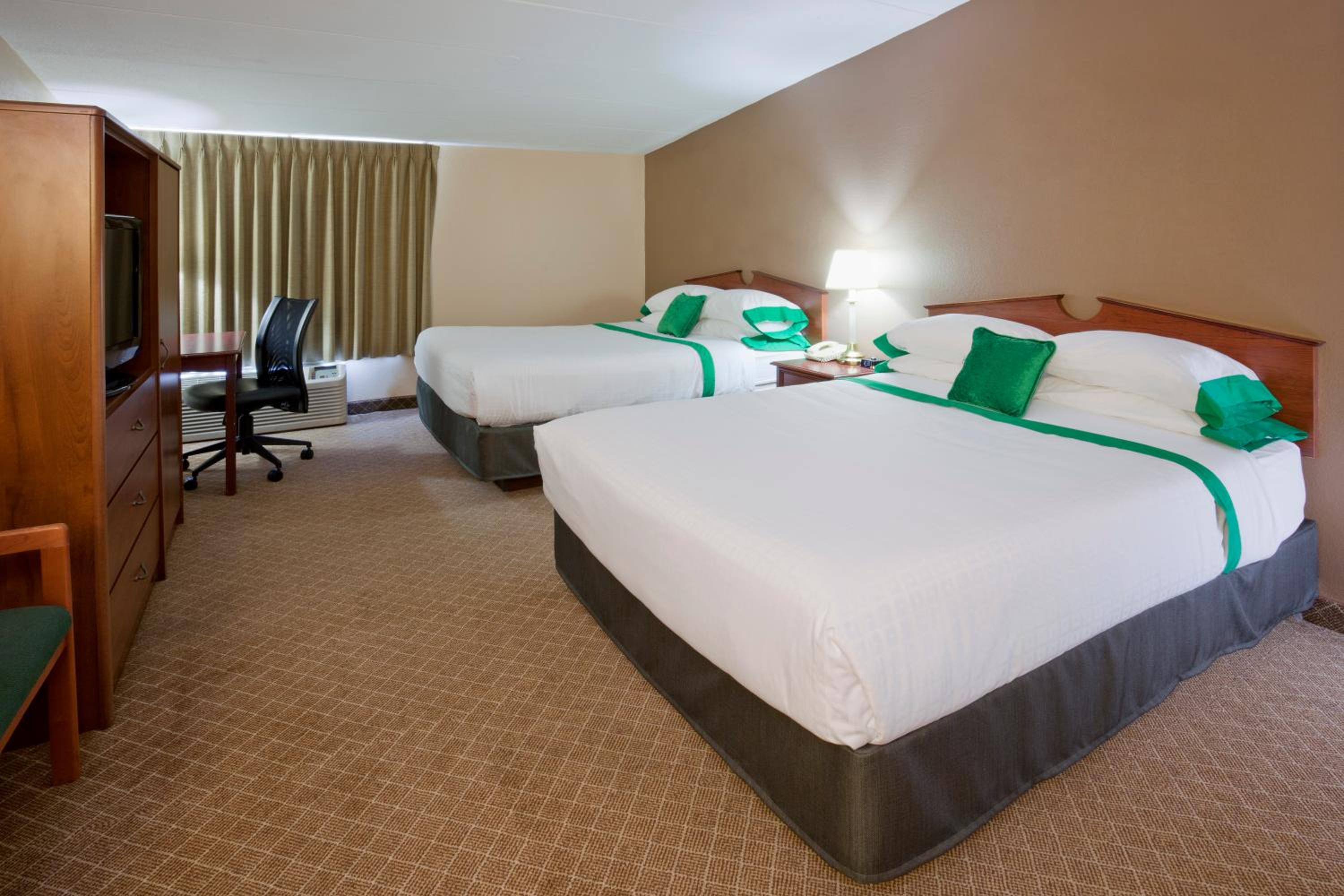 Standard 2 Queen Beds - Photo 6