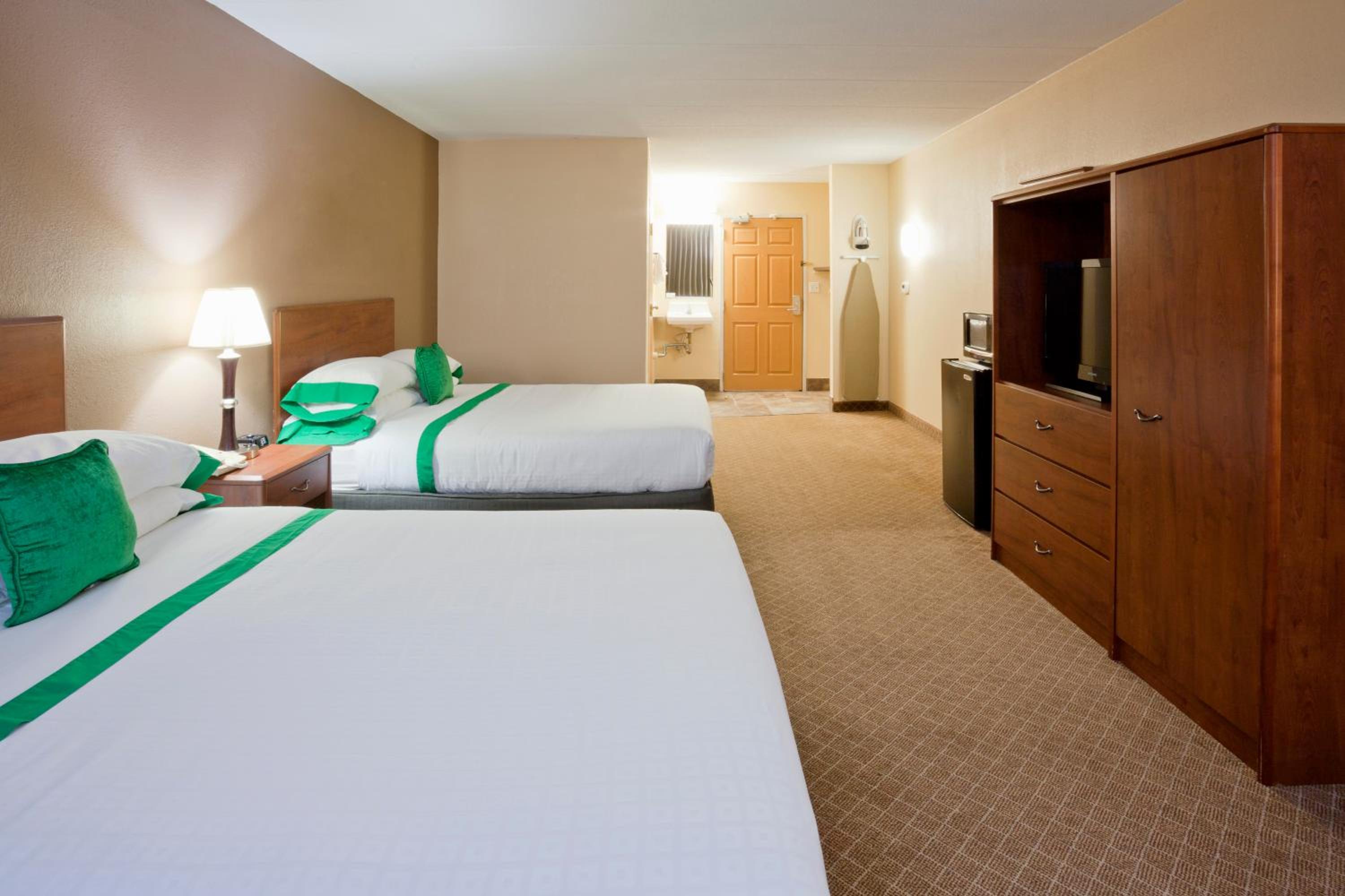 Standard 2 Queen Beds - Photo 7