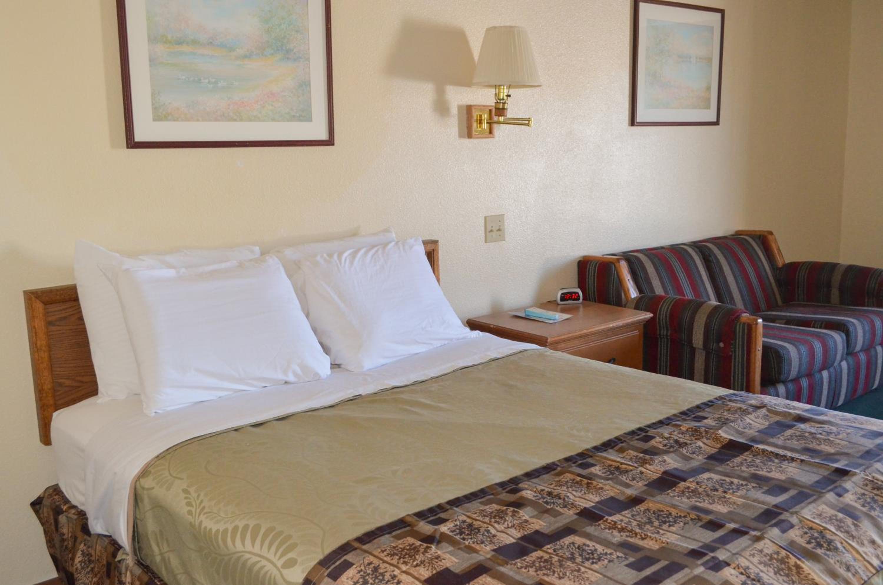 Queen Room - Photo 15