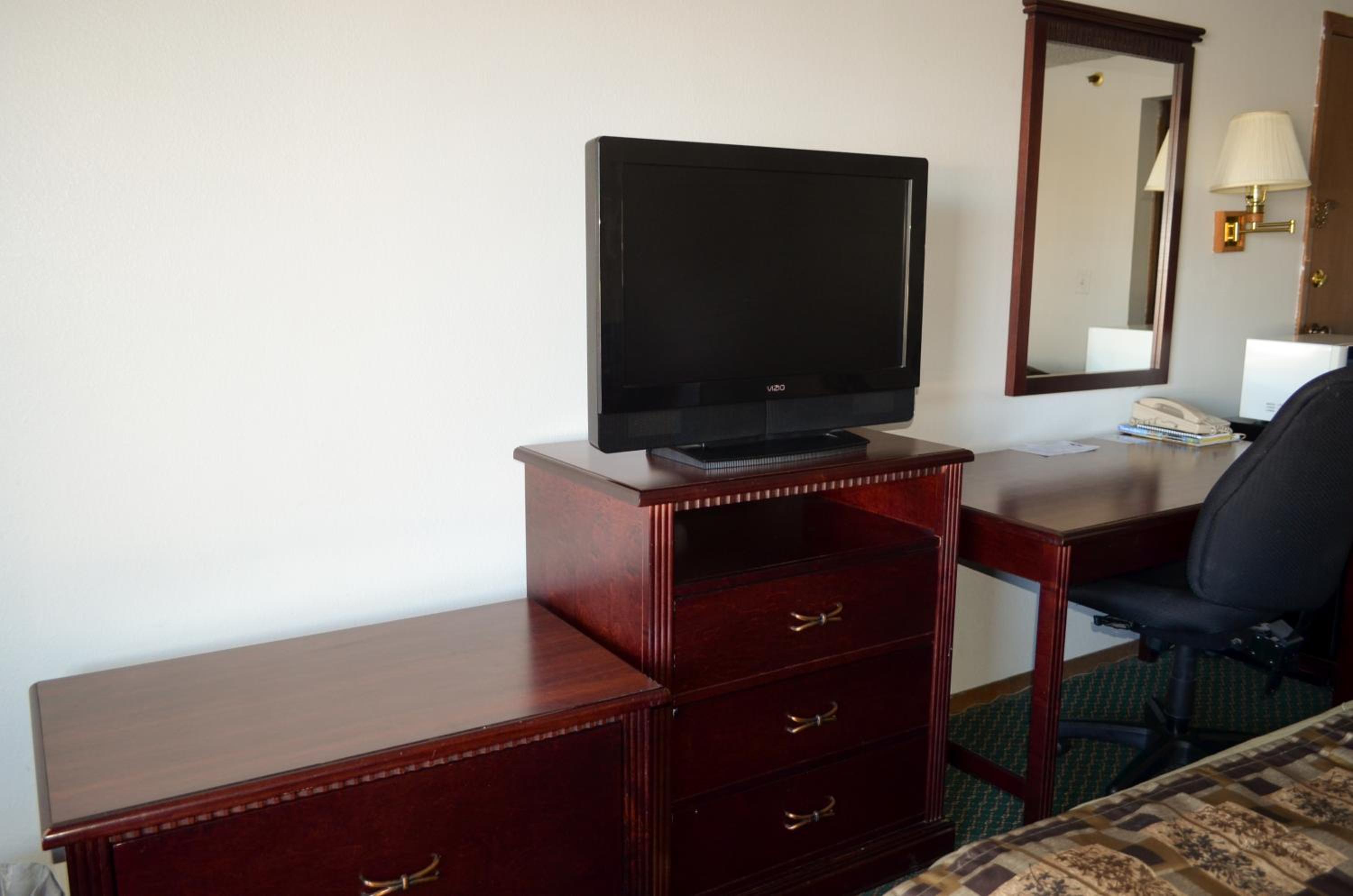 Queen Room with Two Queen Beds - Non-Smoking - Photo 14