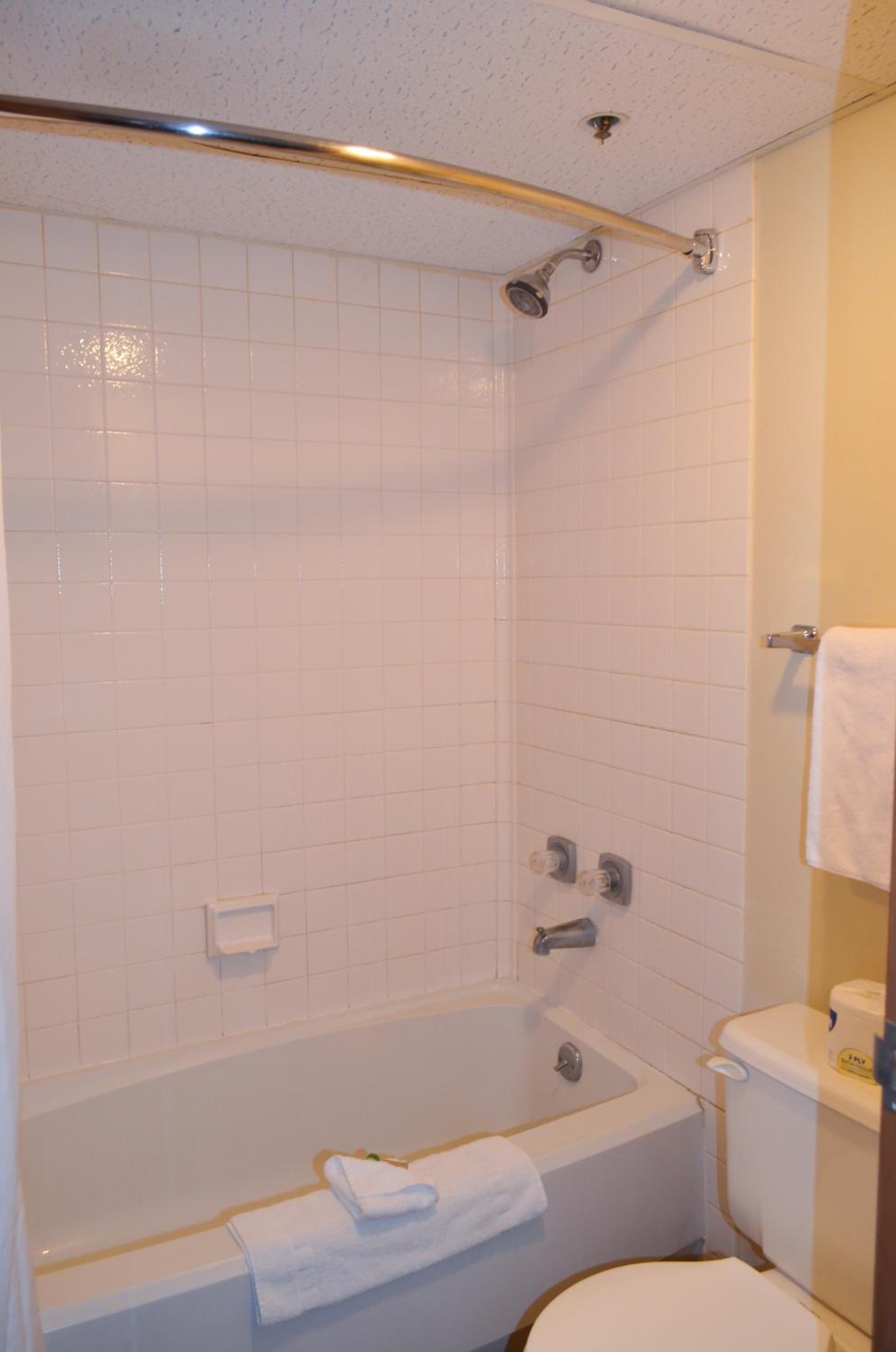 Queen Room with Two Queen Beds - Non-Smoking - Photo 13