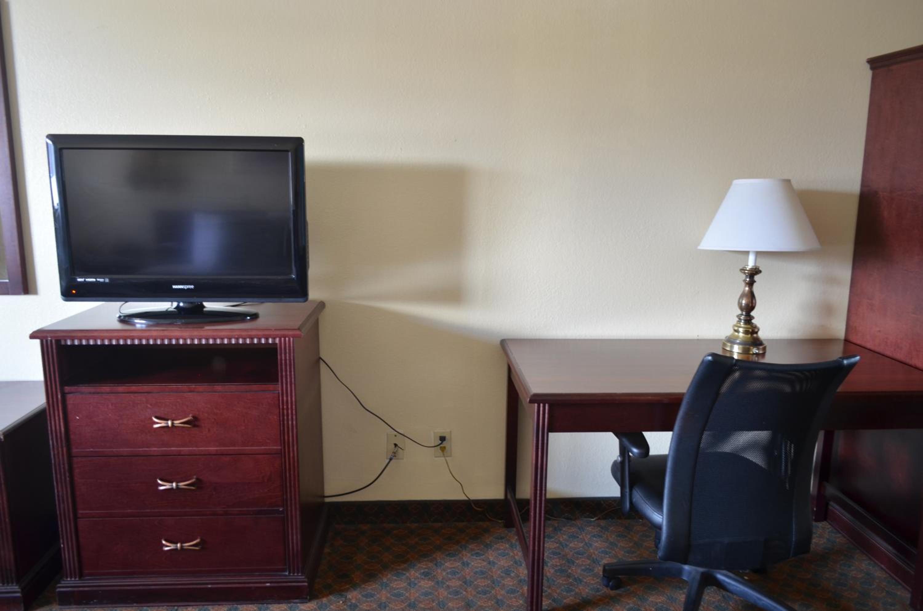 Queen Room with Two Queen Beds - Non-Smoking - Photo 3