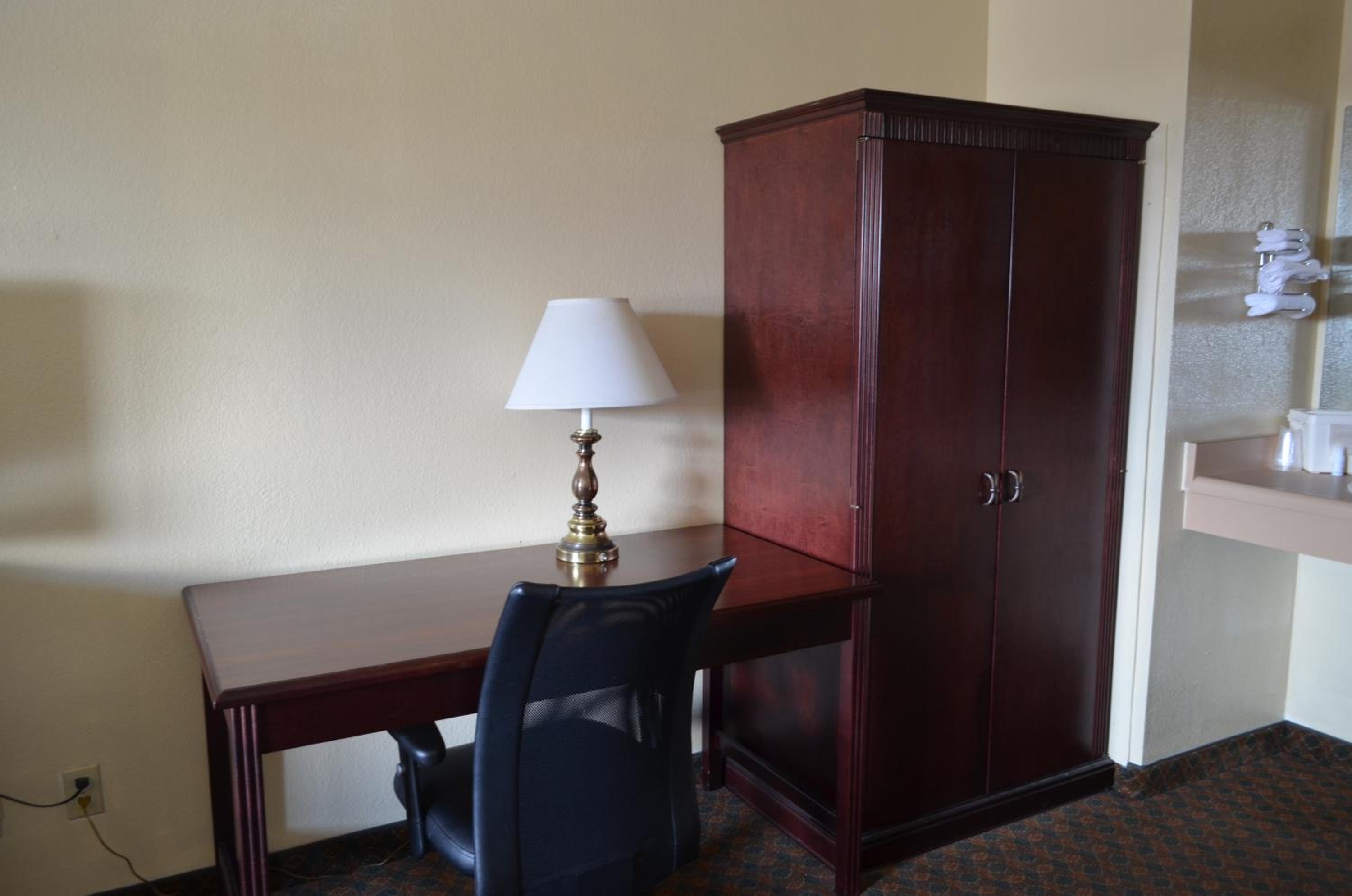 Queen Room with Two Queen Beds - Non-Smoking - Photo 6