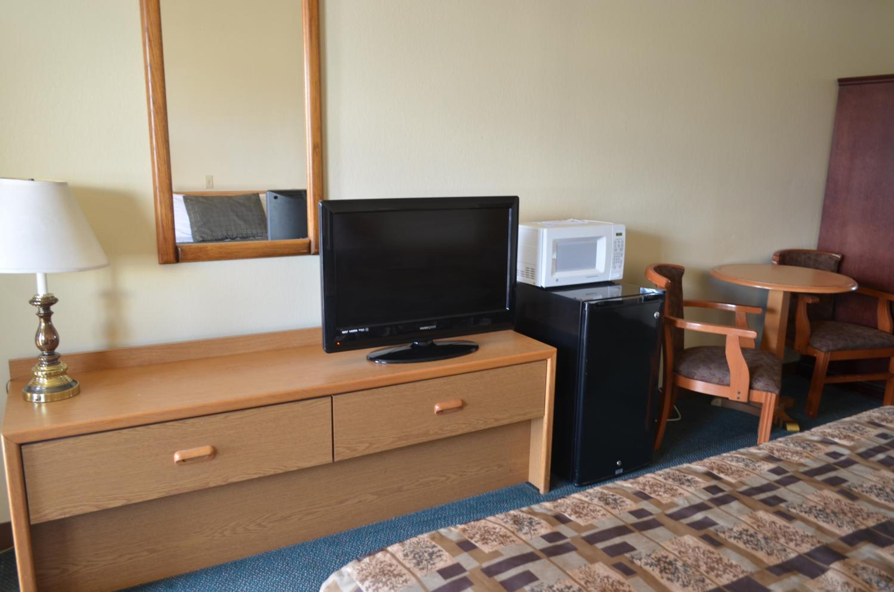 Queen Room with Two Queen Beds - Non-Smoking - Photo 11