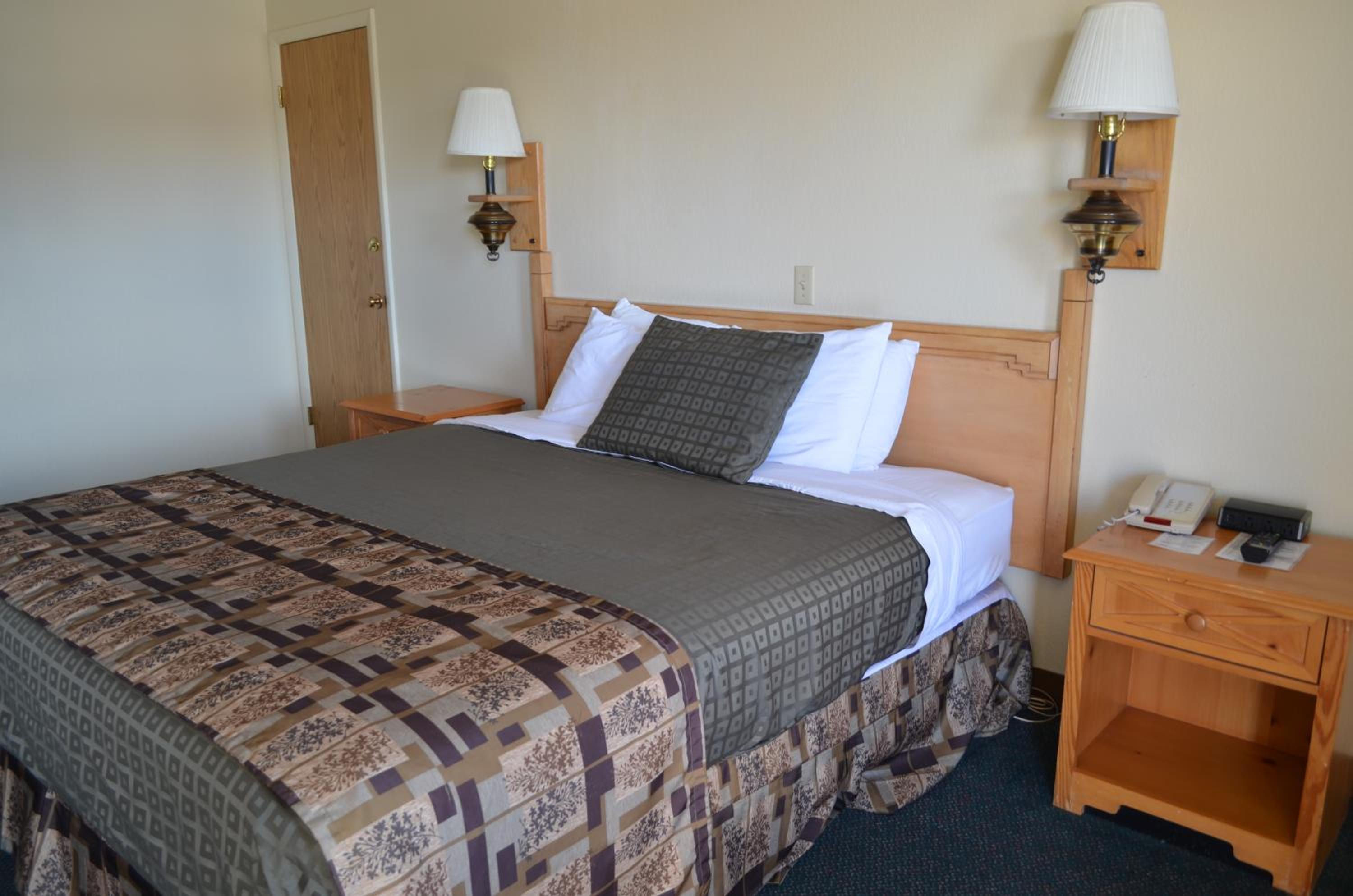 King Room - Non-Smoking - Photo 10