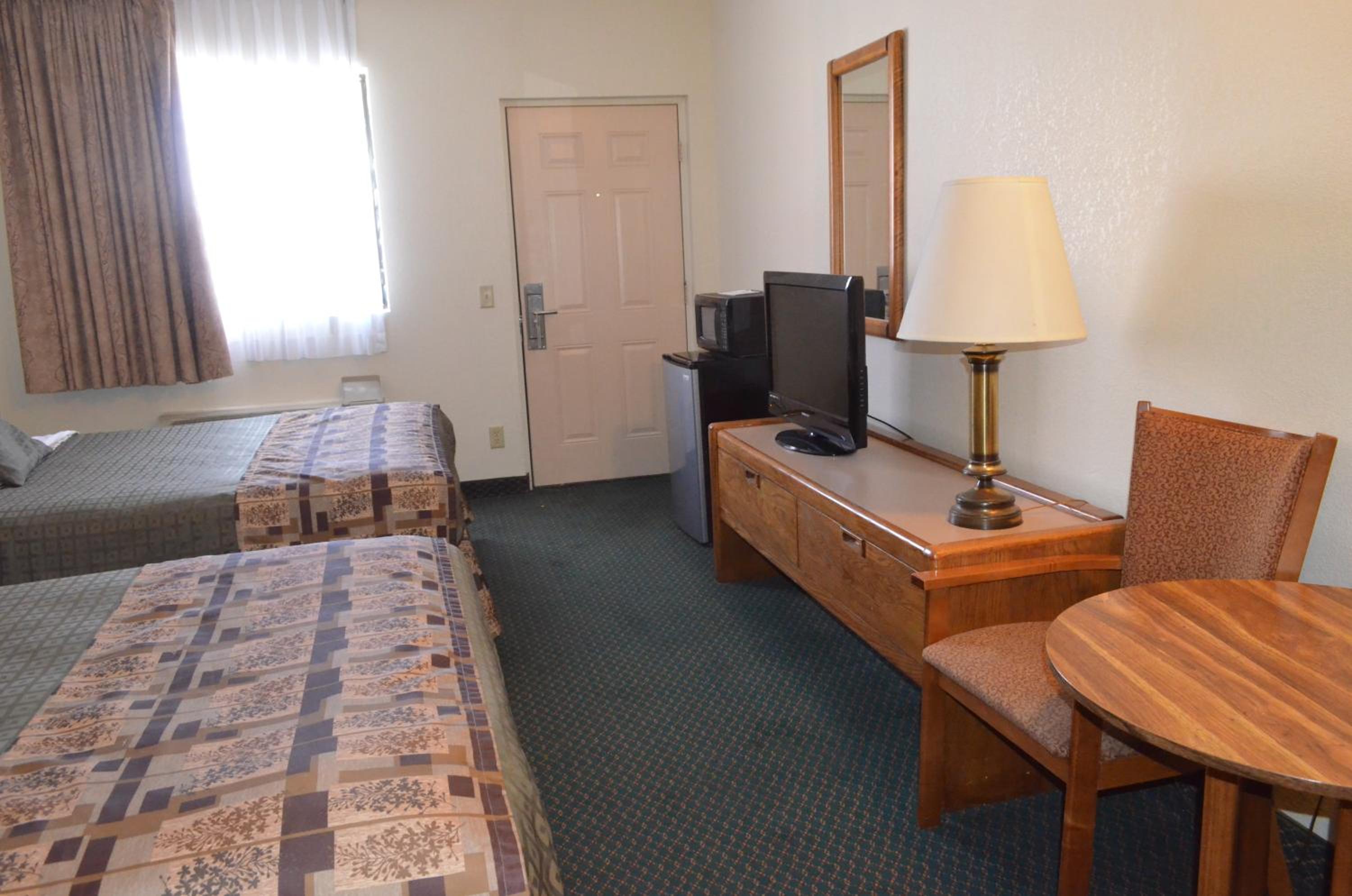 Queen Room with Two Queen Beds - Non-Smoking - Photo 5