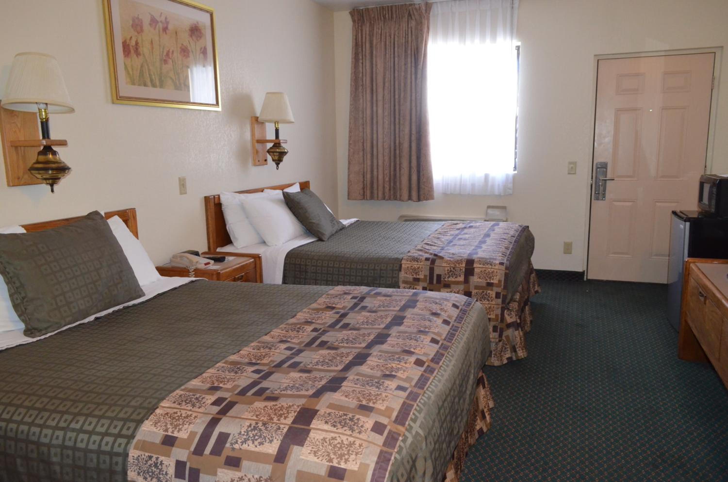 Queen Room with Two Queen Beds - Non-Smoking - Photo 12
