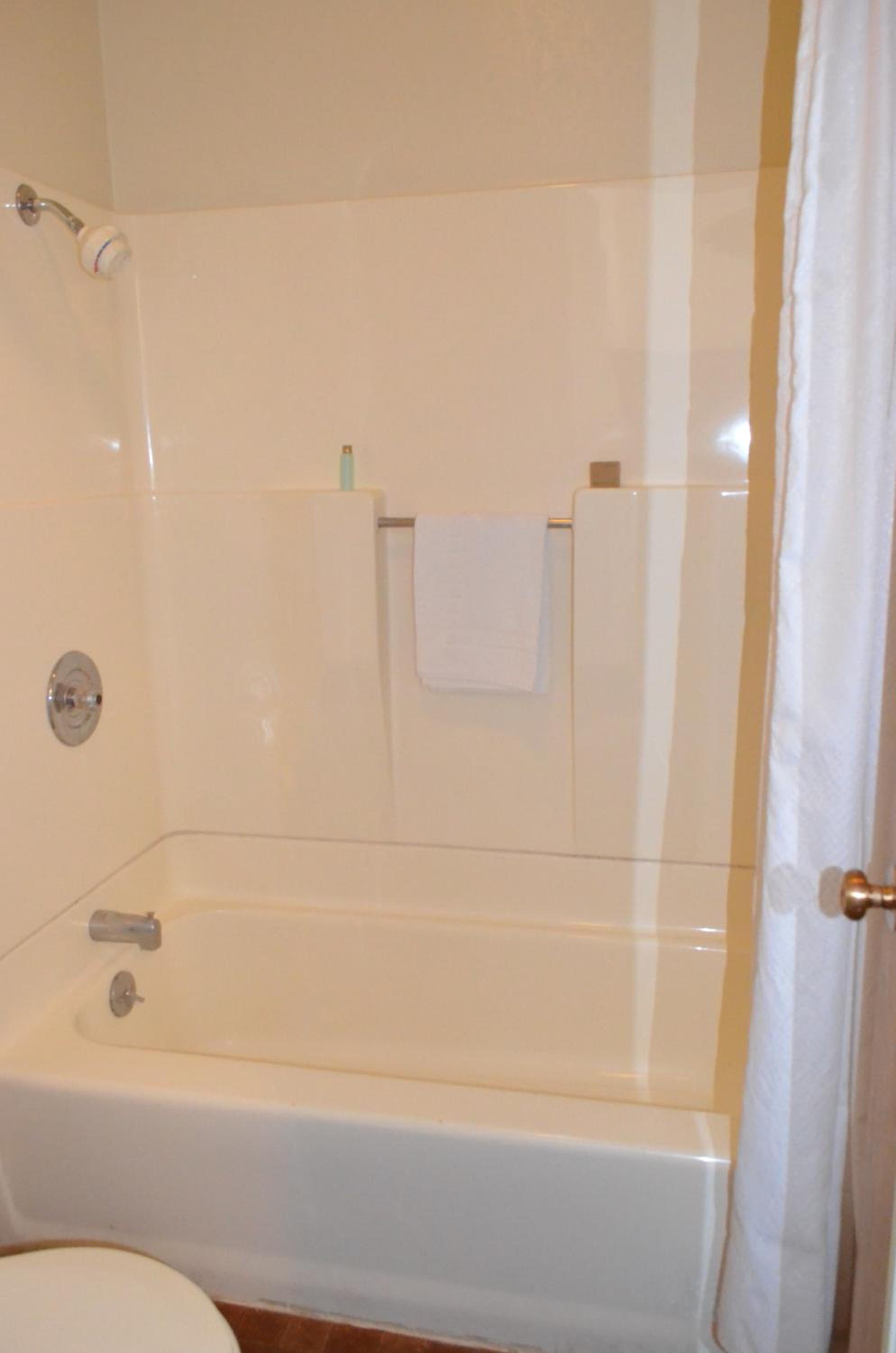 Queen Room with Two Queen Beds - Non-Smoking - Photo 4