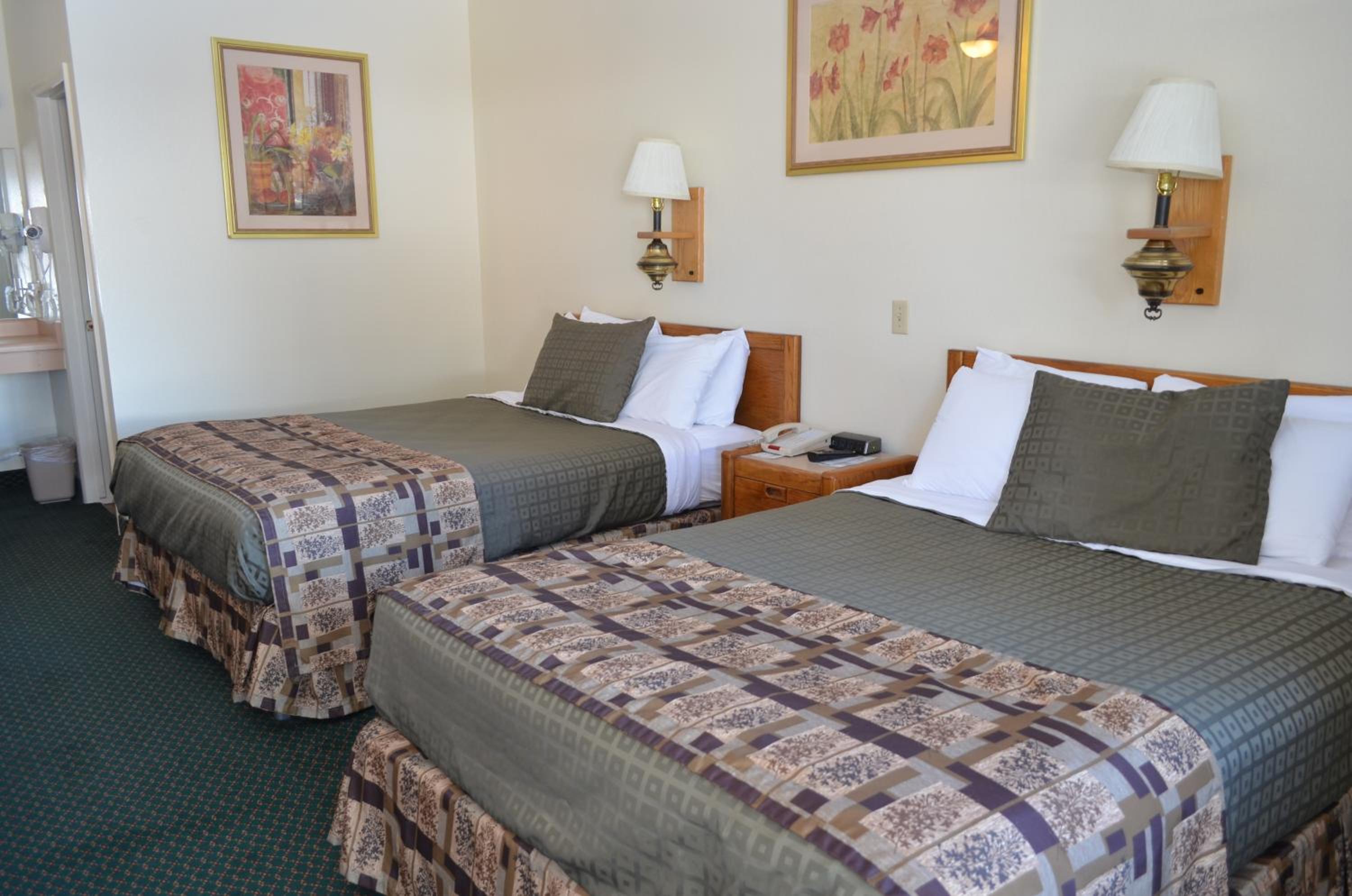 Queen Room with Two Queen Beds - Non-Smoking - Photo 9