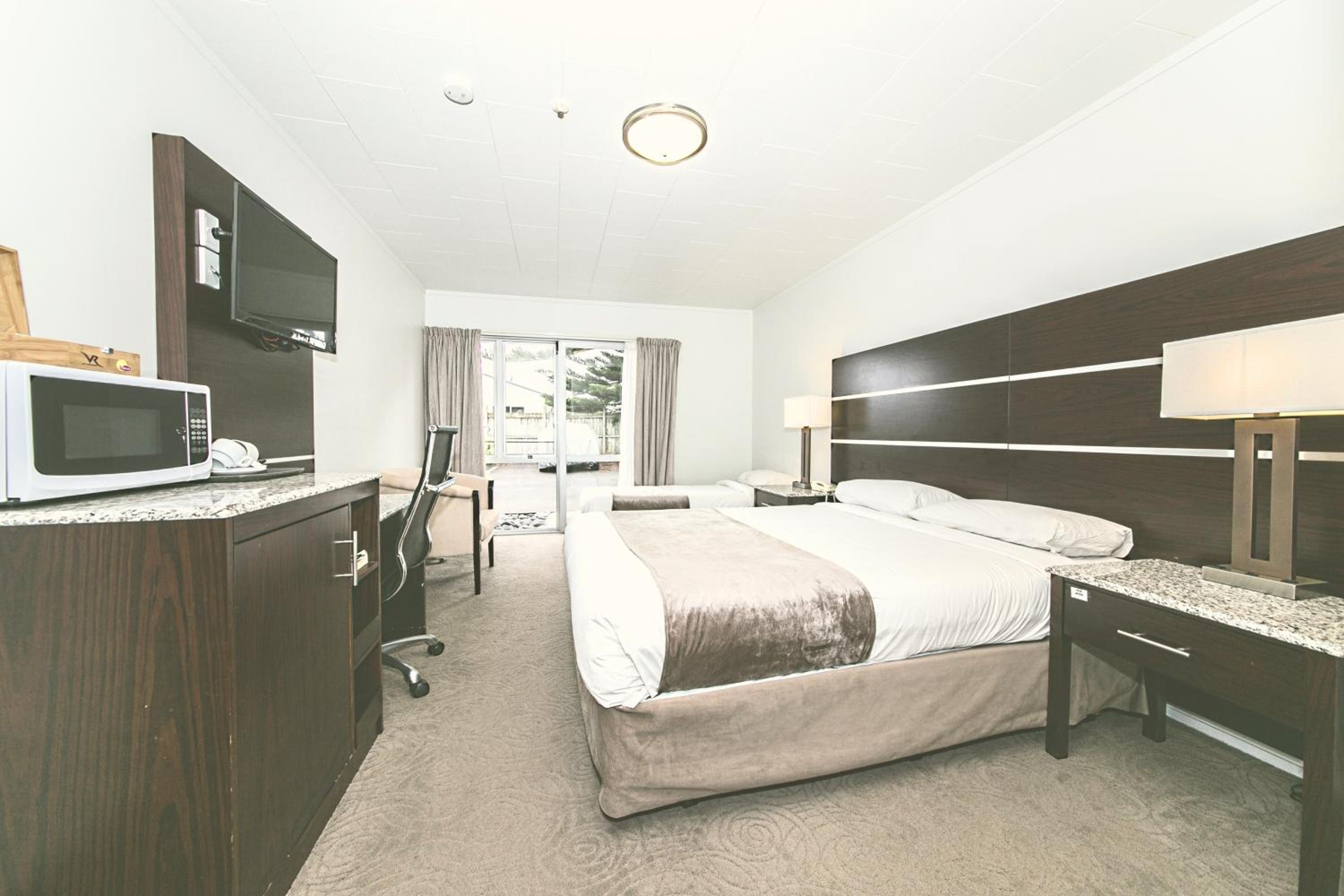 Deluxe King Room - Photo 1