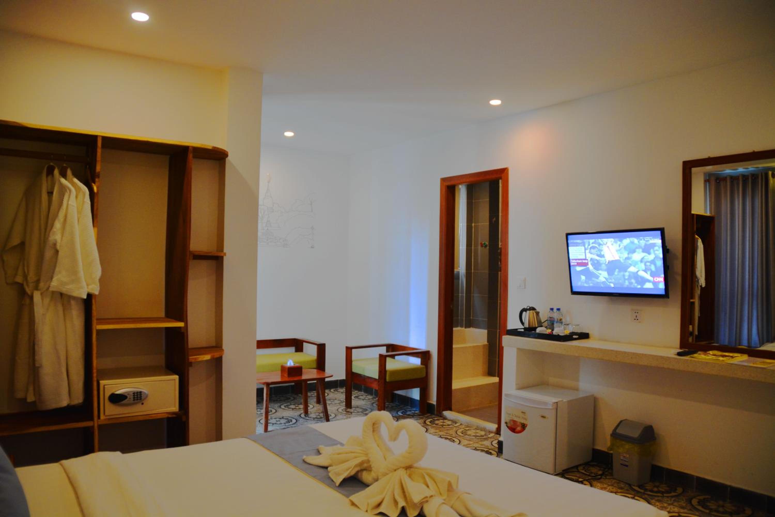 Deluxe King Suite - Photo 6