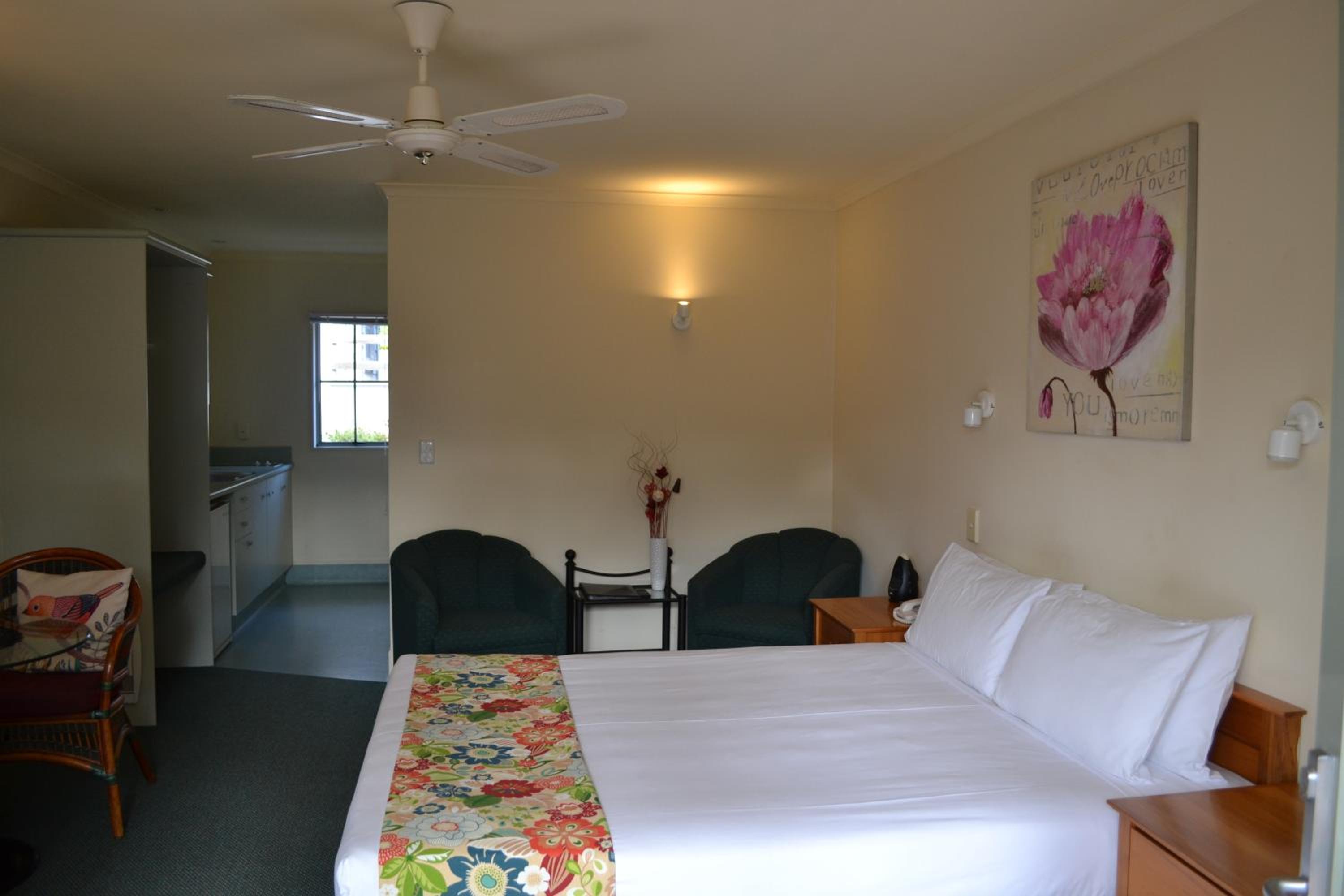 Queen Room with Spa Bath - Photo 16