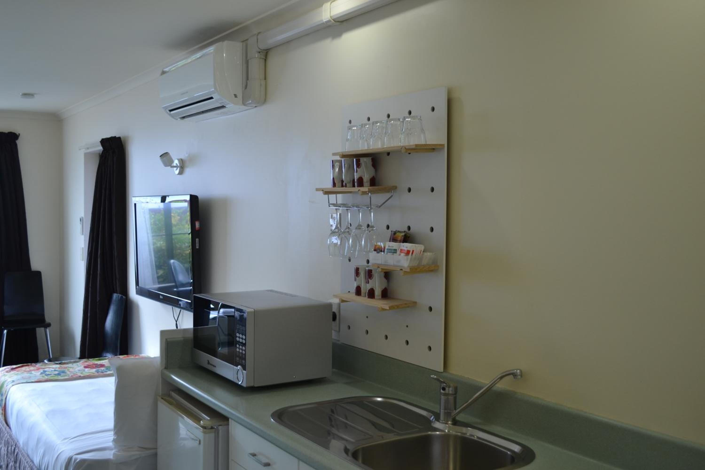 One-Bedroom Apartment - Photo 11