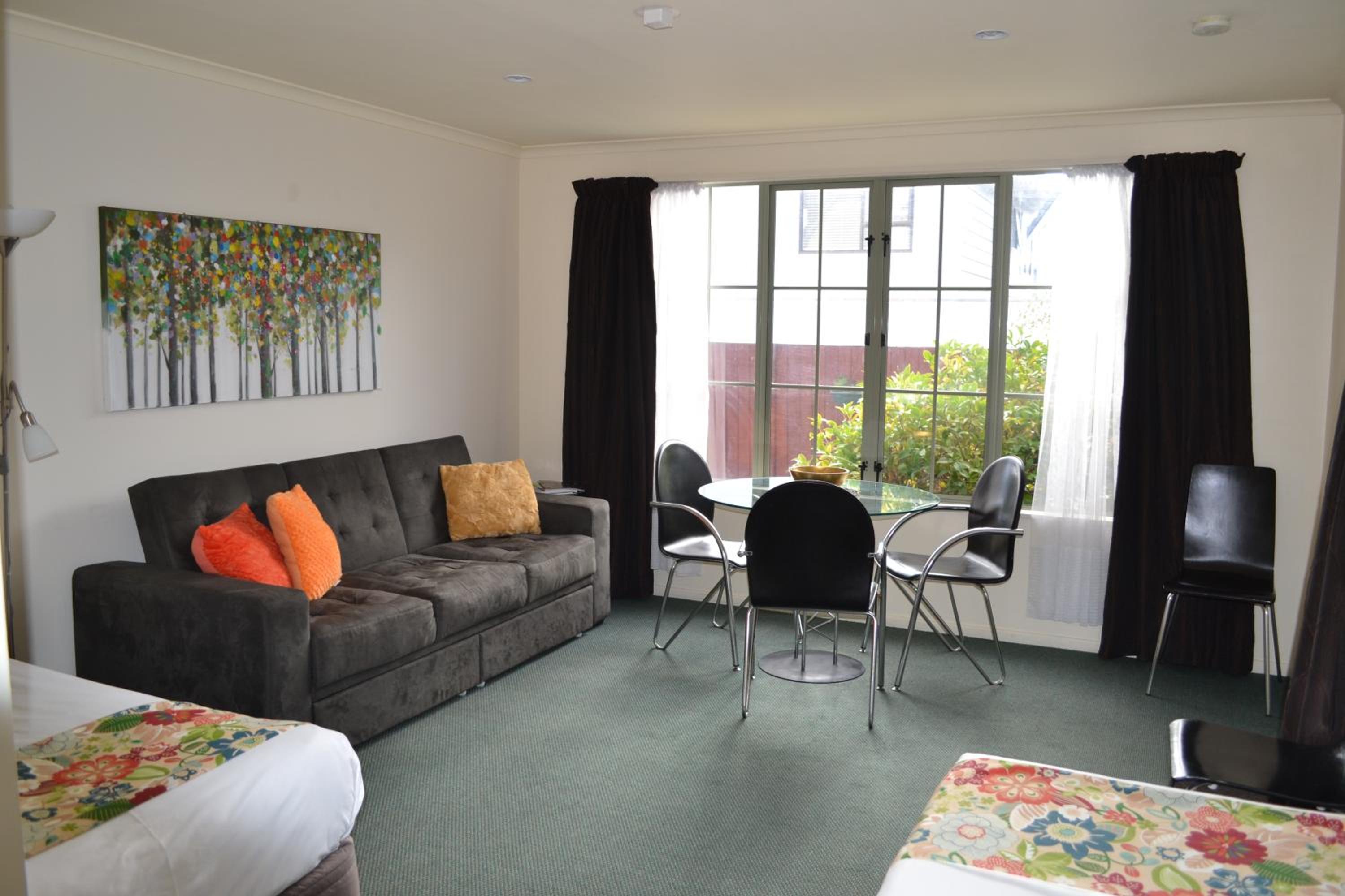 One-Bedroom Apartment - Photo 6