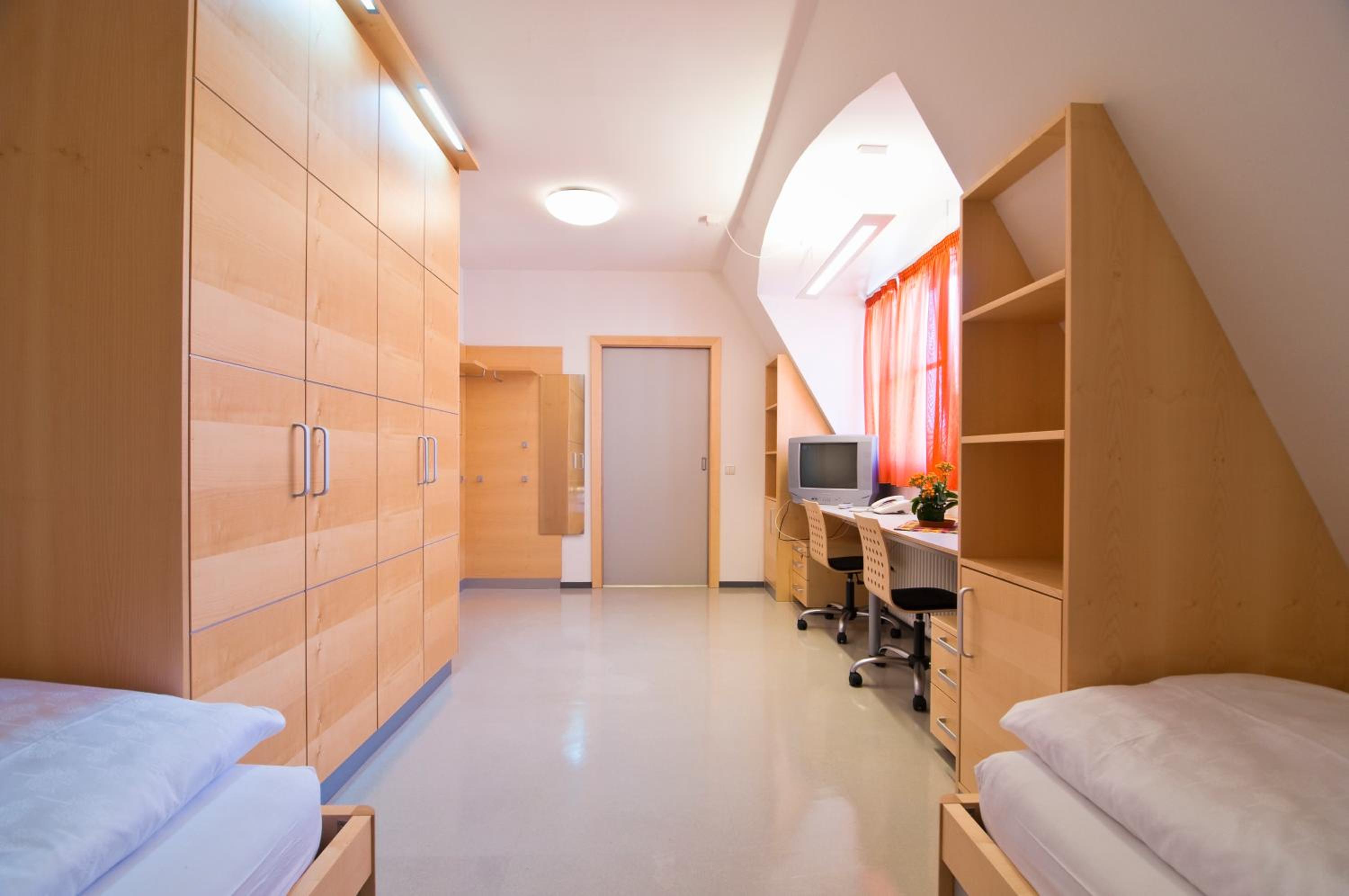 Twin Room - Photo 8