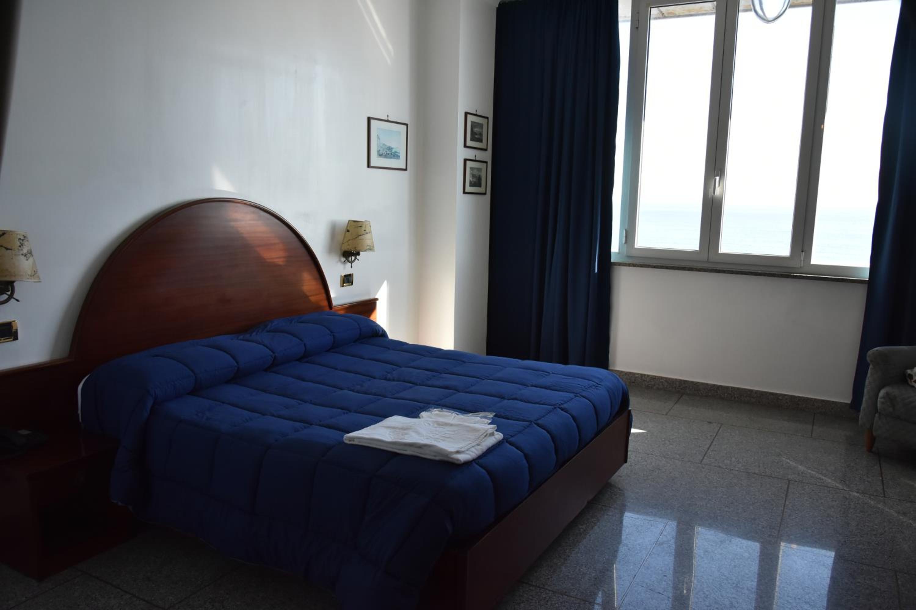 Double Room with Sea View - Photo 6