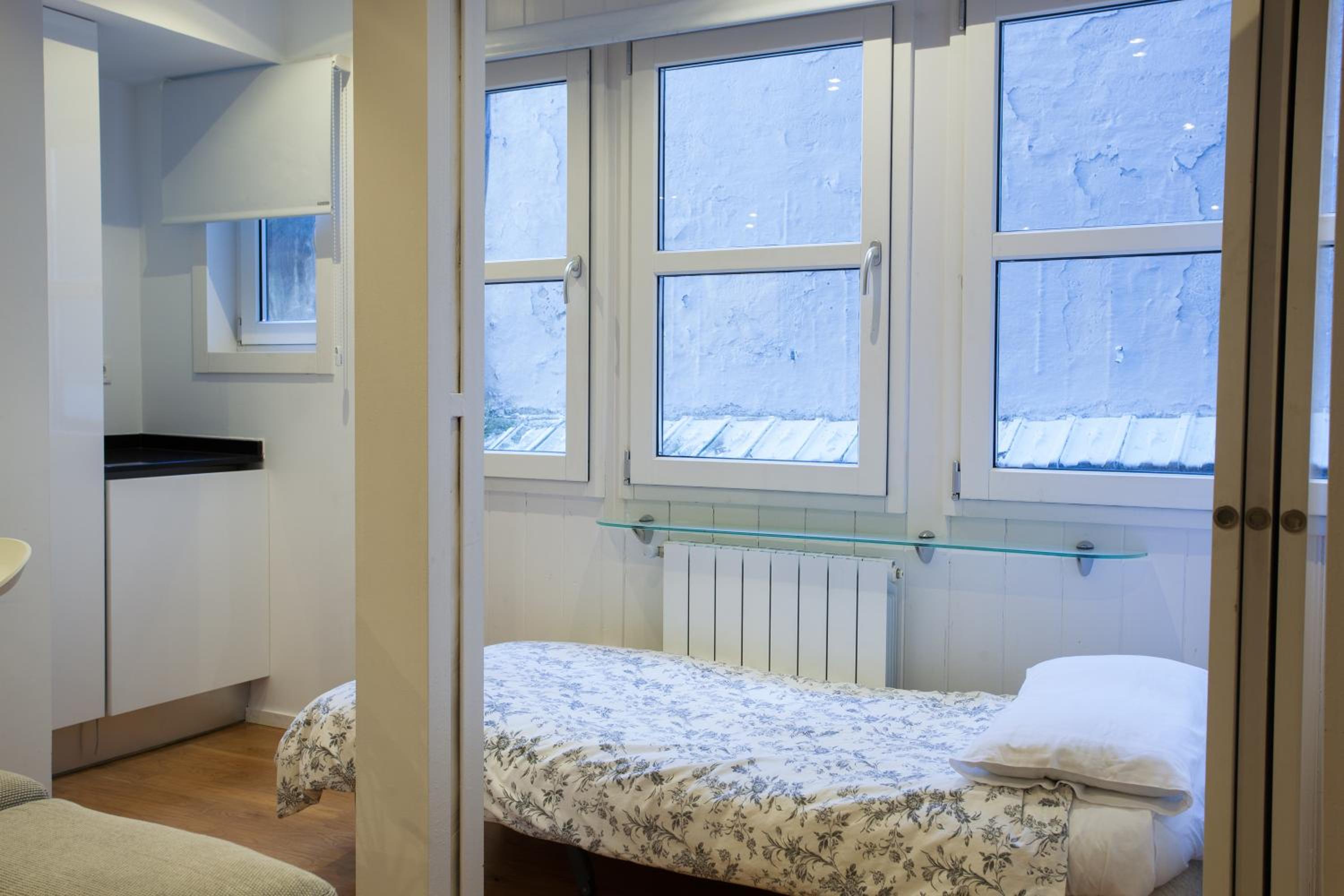 Superior One-Bedroom Apartment - Calle Hernan N*9 - Photo 7