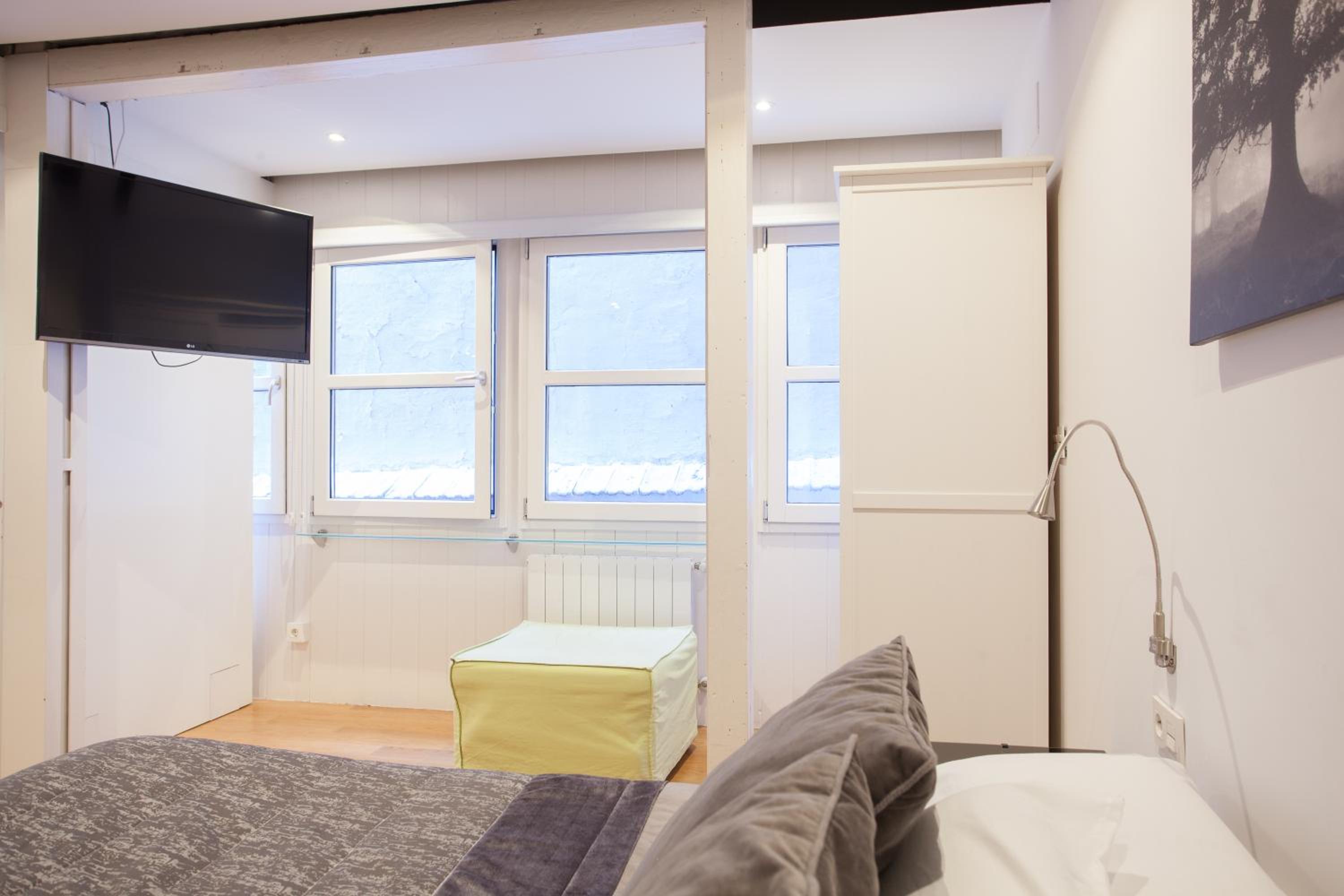 Superior One-Bedroom Apartment - Calle Hernan N*9 - Photo 6