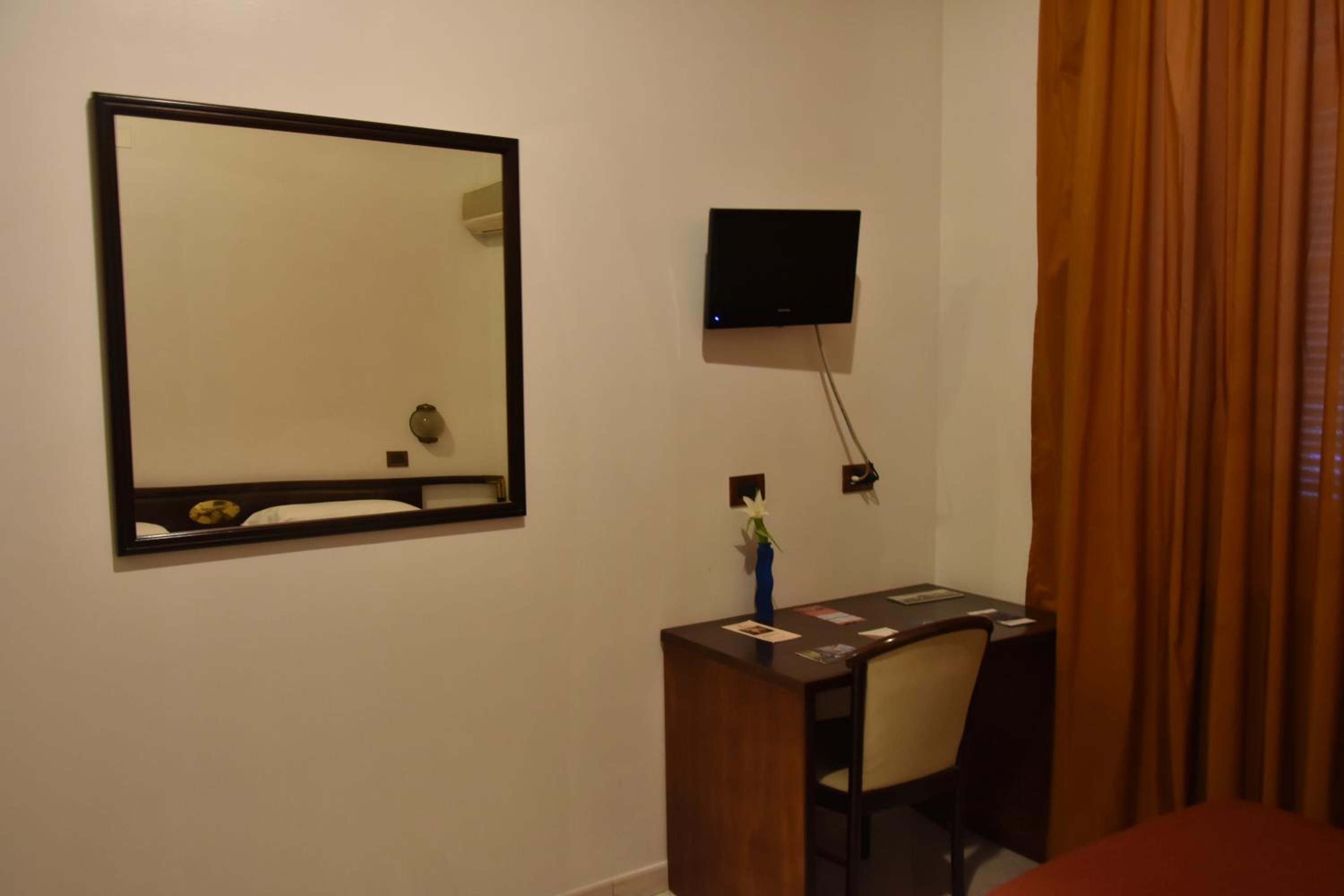 Single Room photo 3