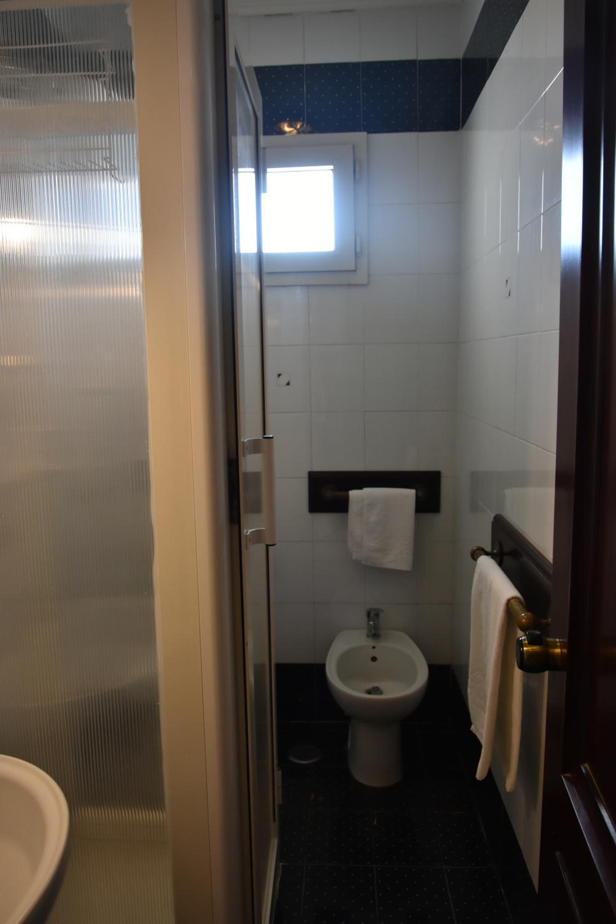 Standard Double Room - Photo 4