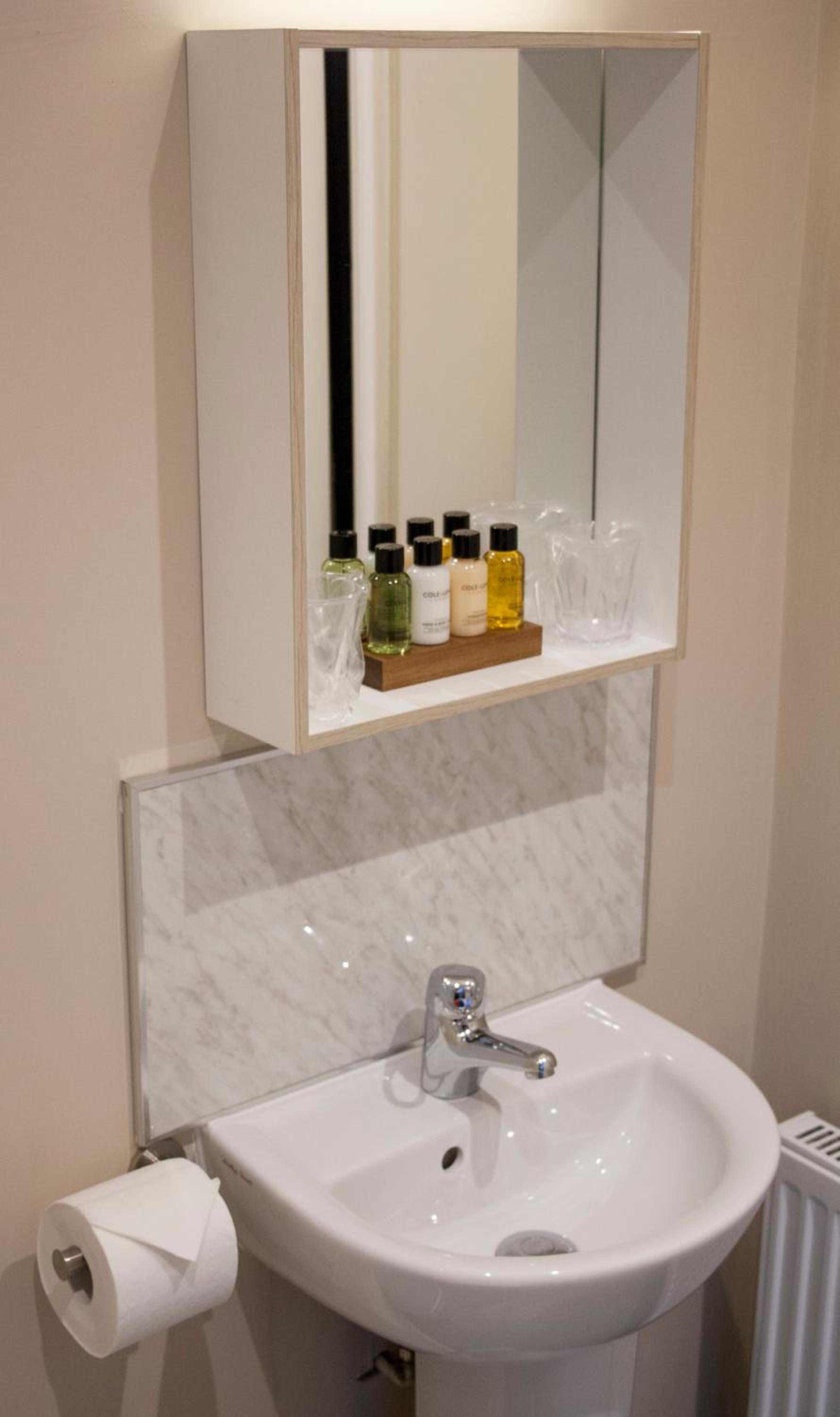 Deluxe Double Room with Shower - Photo 4