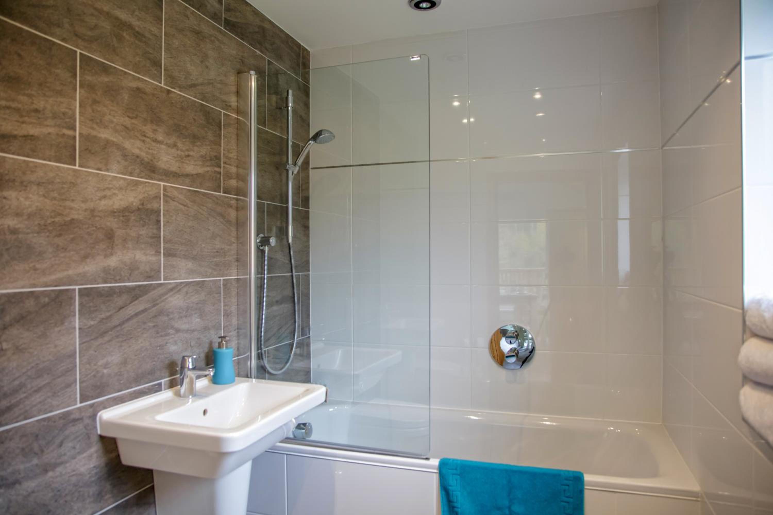 Quadruple Room with Private Bathroom - Photo 6