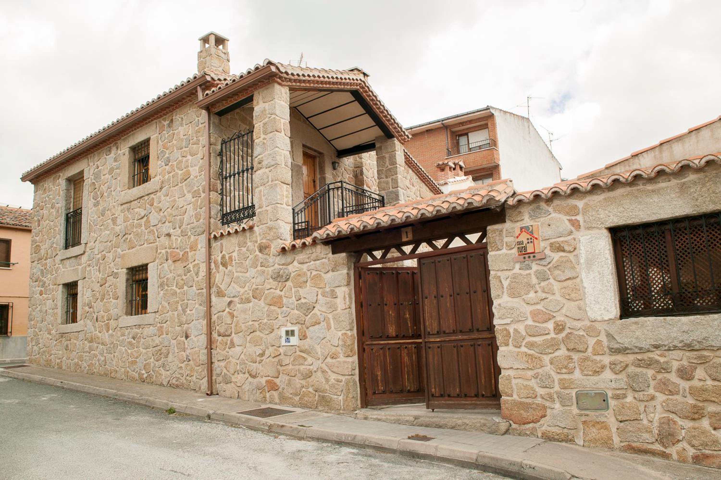 Eight-Bedroom House photo 2